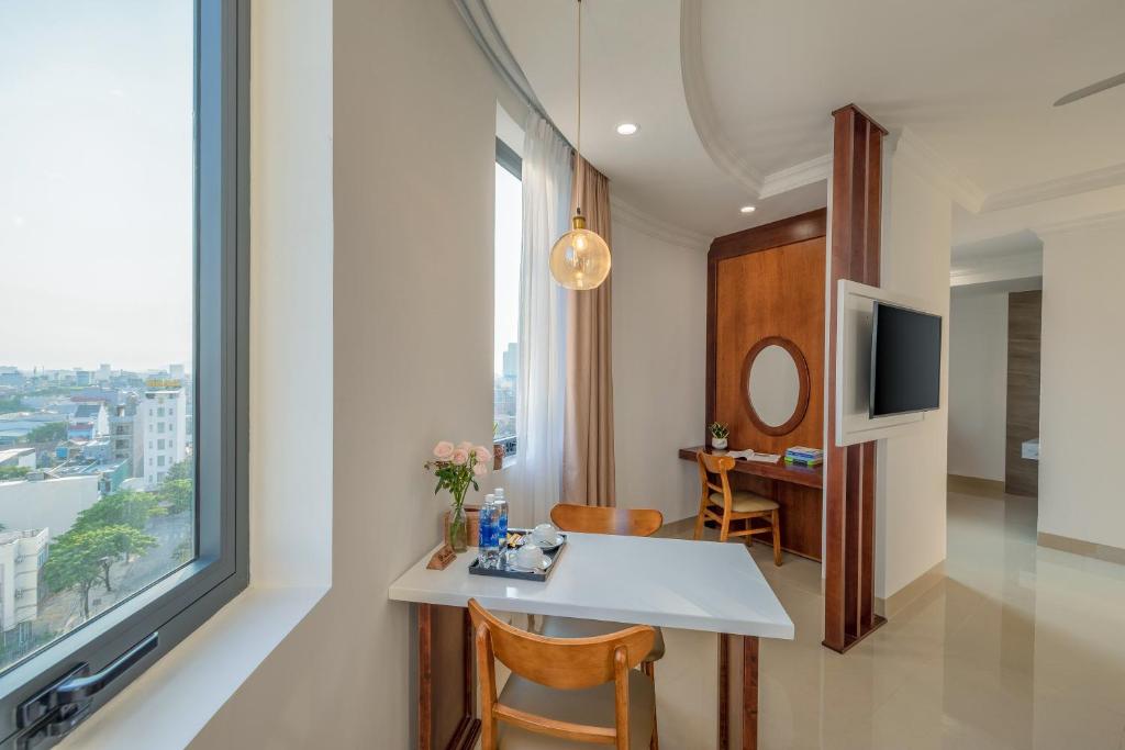 Double Deluxe City View King Bed