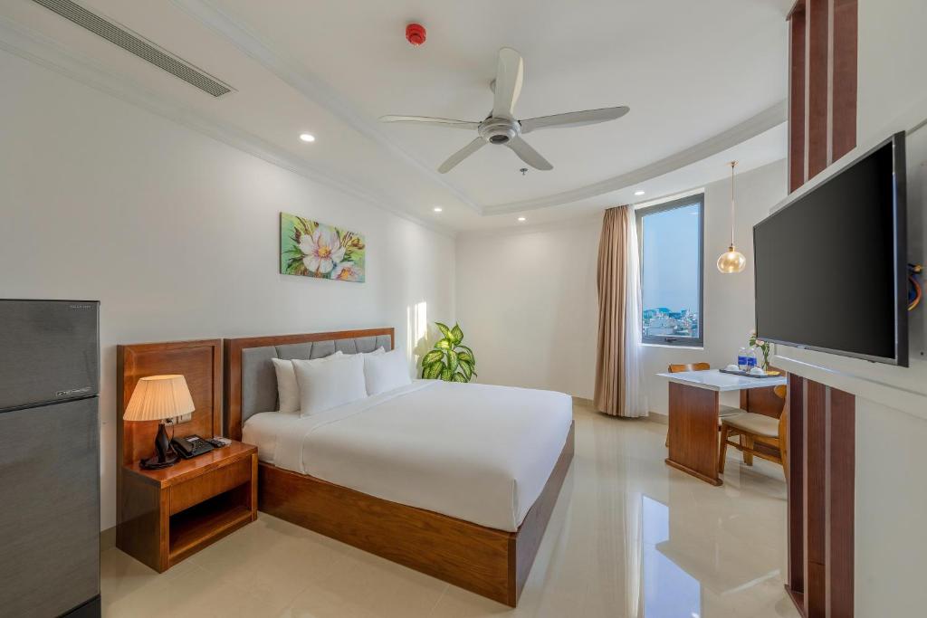 Double Deluxe City View King Bed