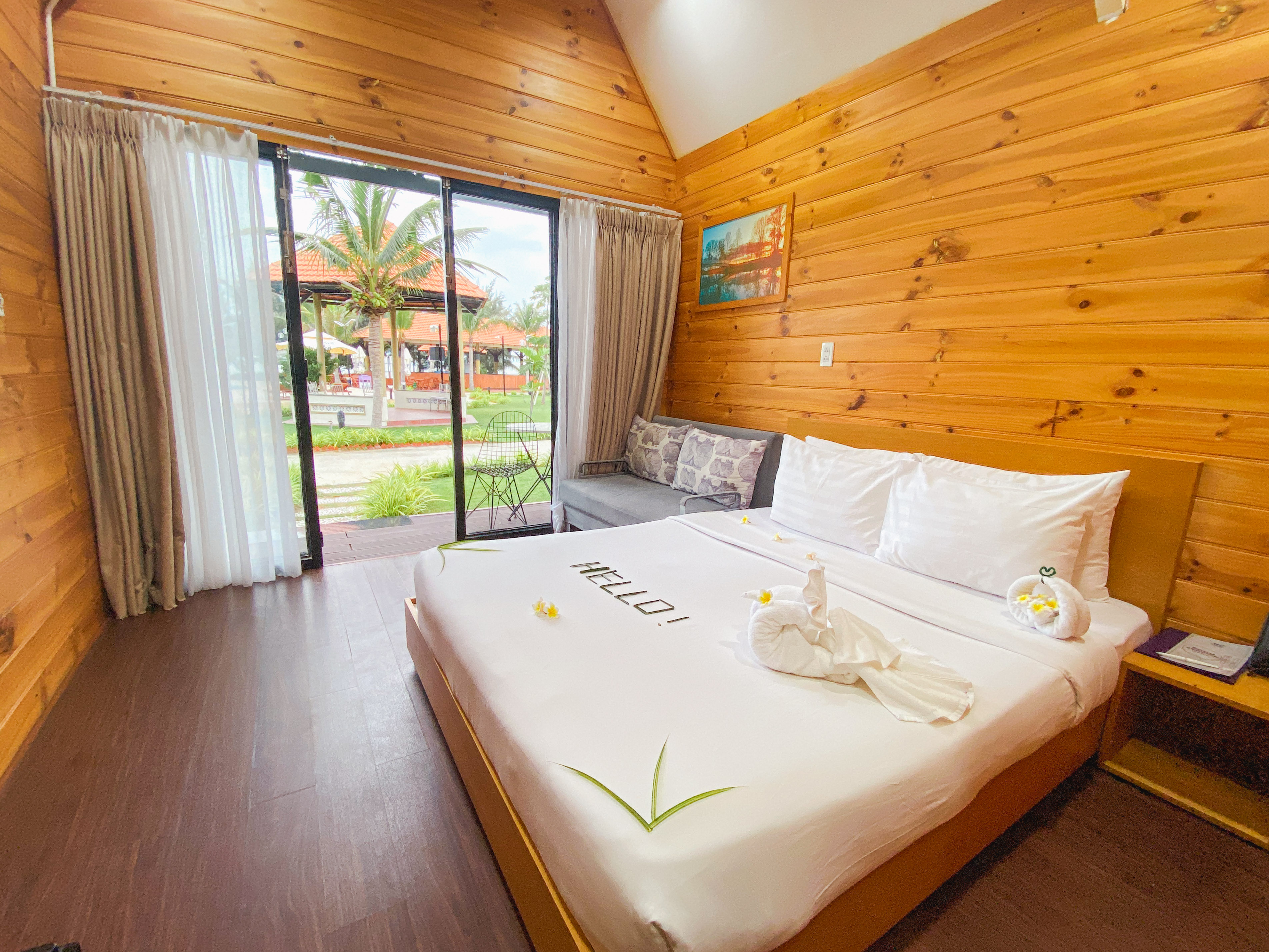 Bungalow Pool View King Bed