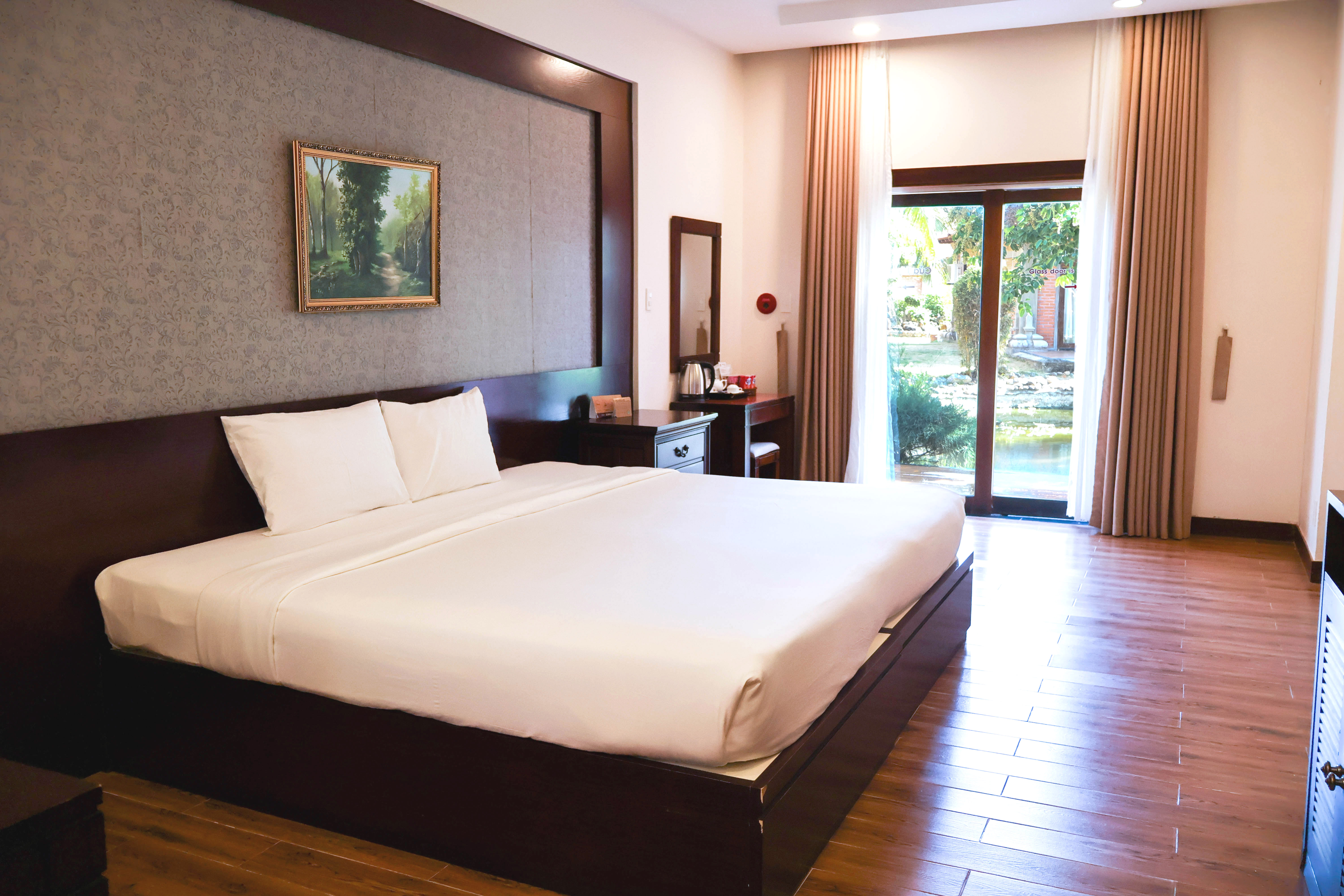 Suite Pool View King Bed