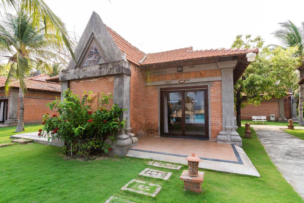 Suite Pool View King Bed