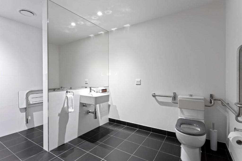 Studio Queen Size Bed