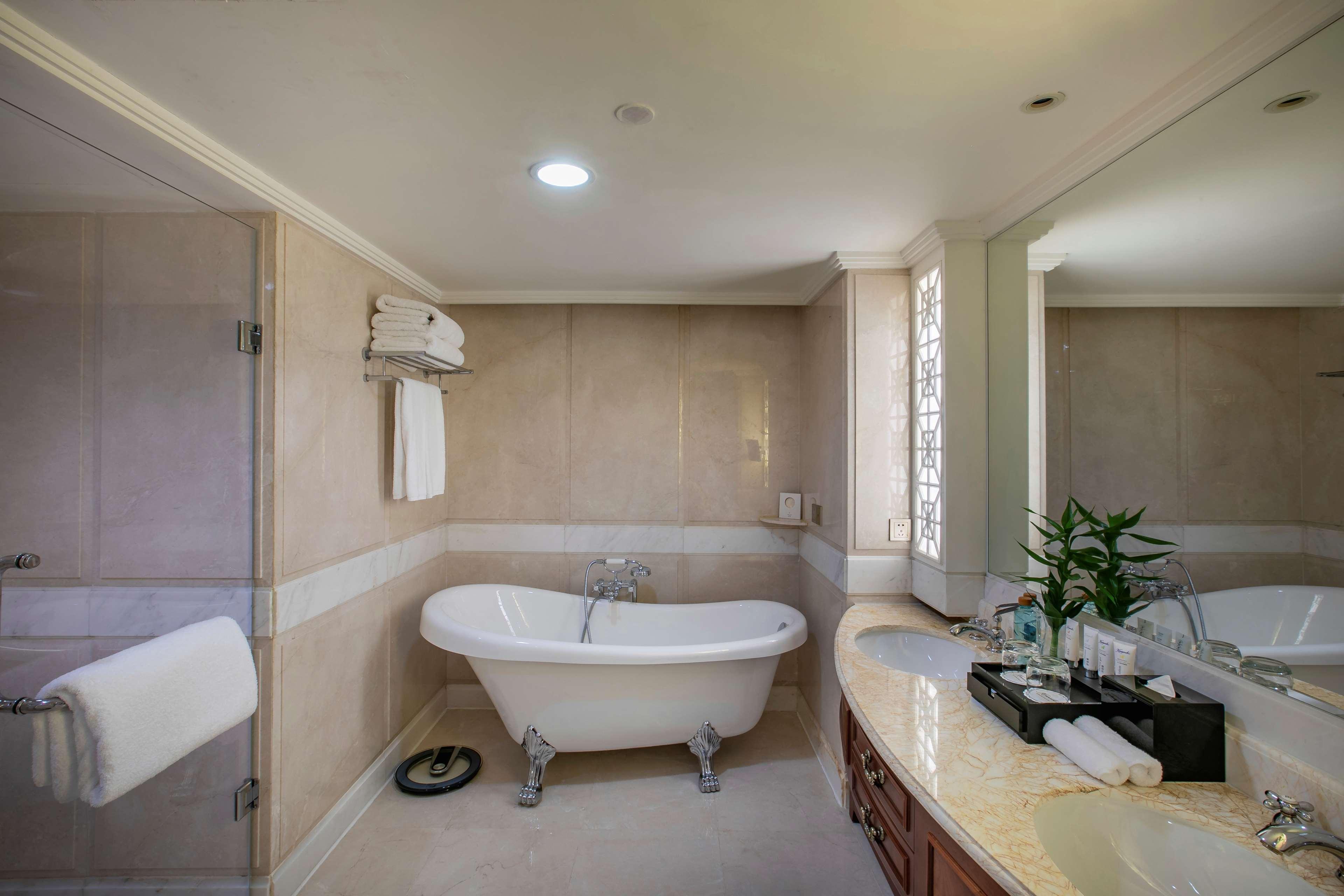 Suite City View King Bed