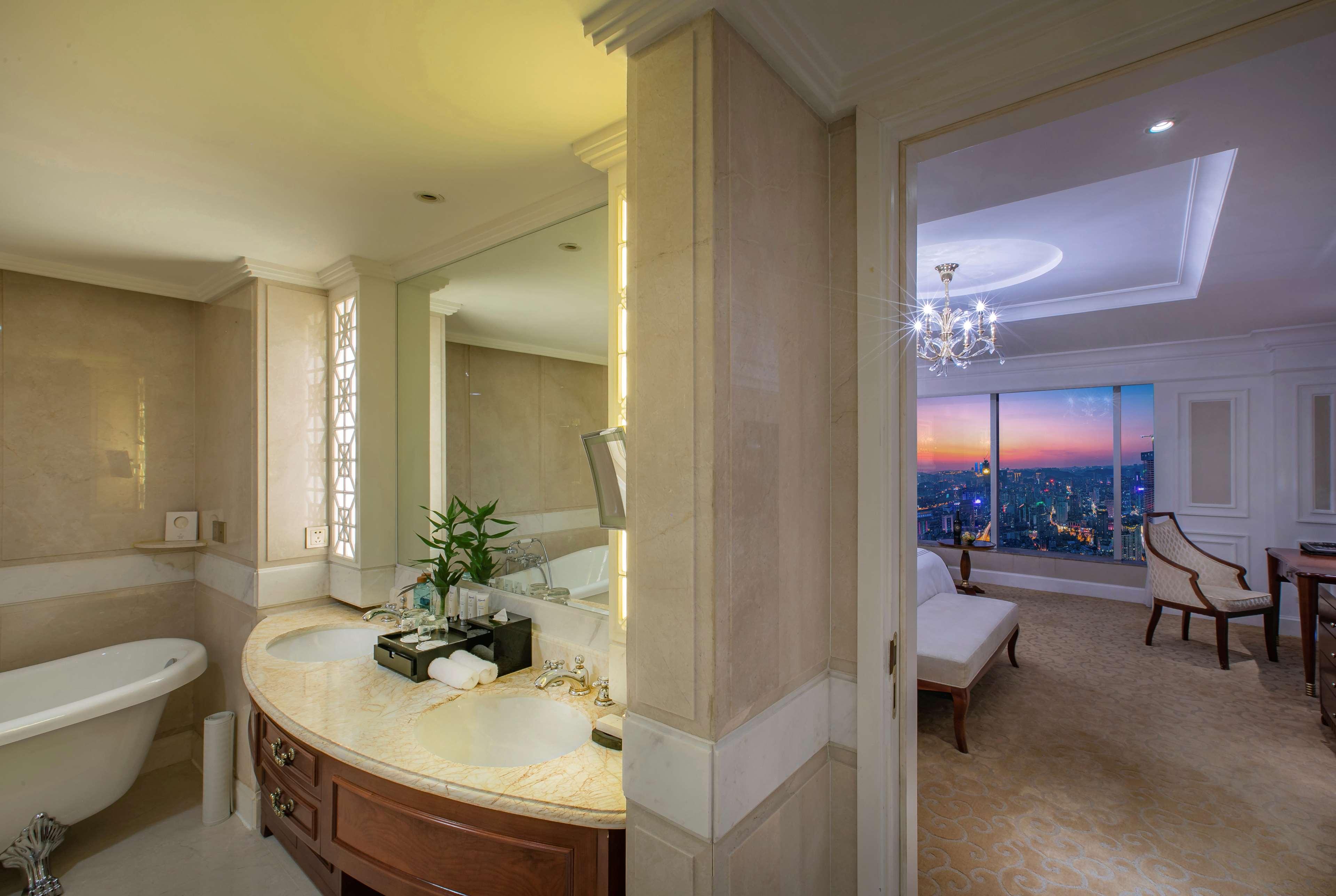 Suite City View King Bed