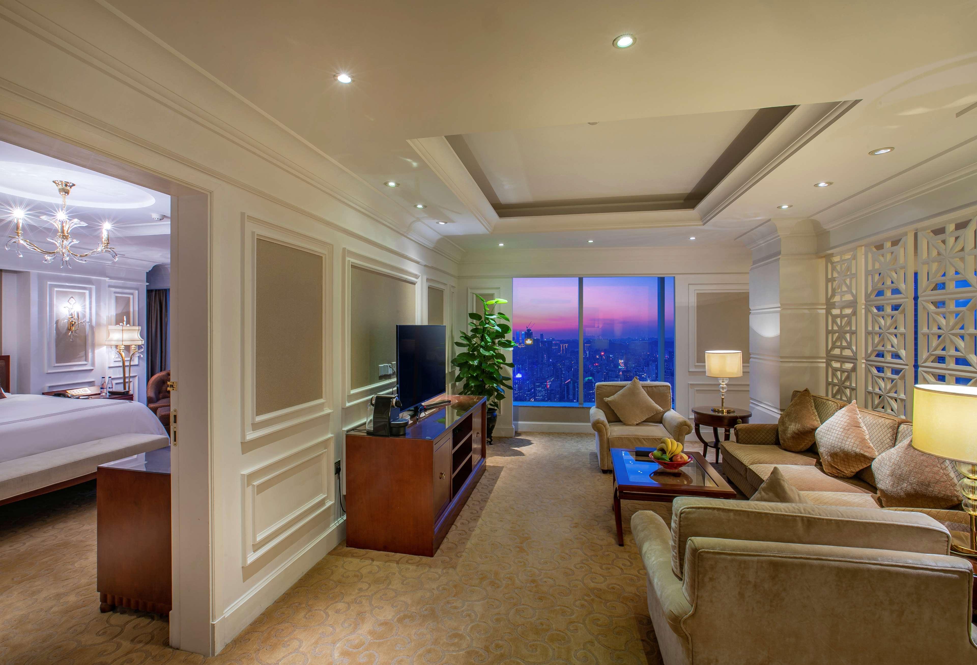 Suite City View King Bed