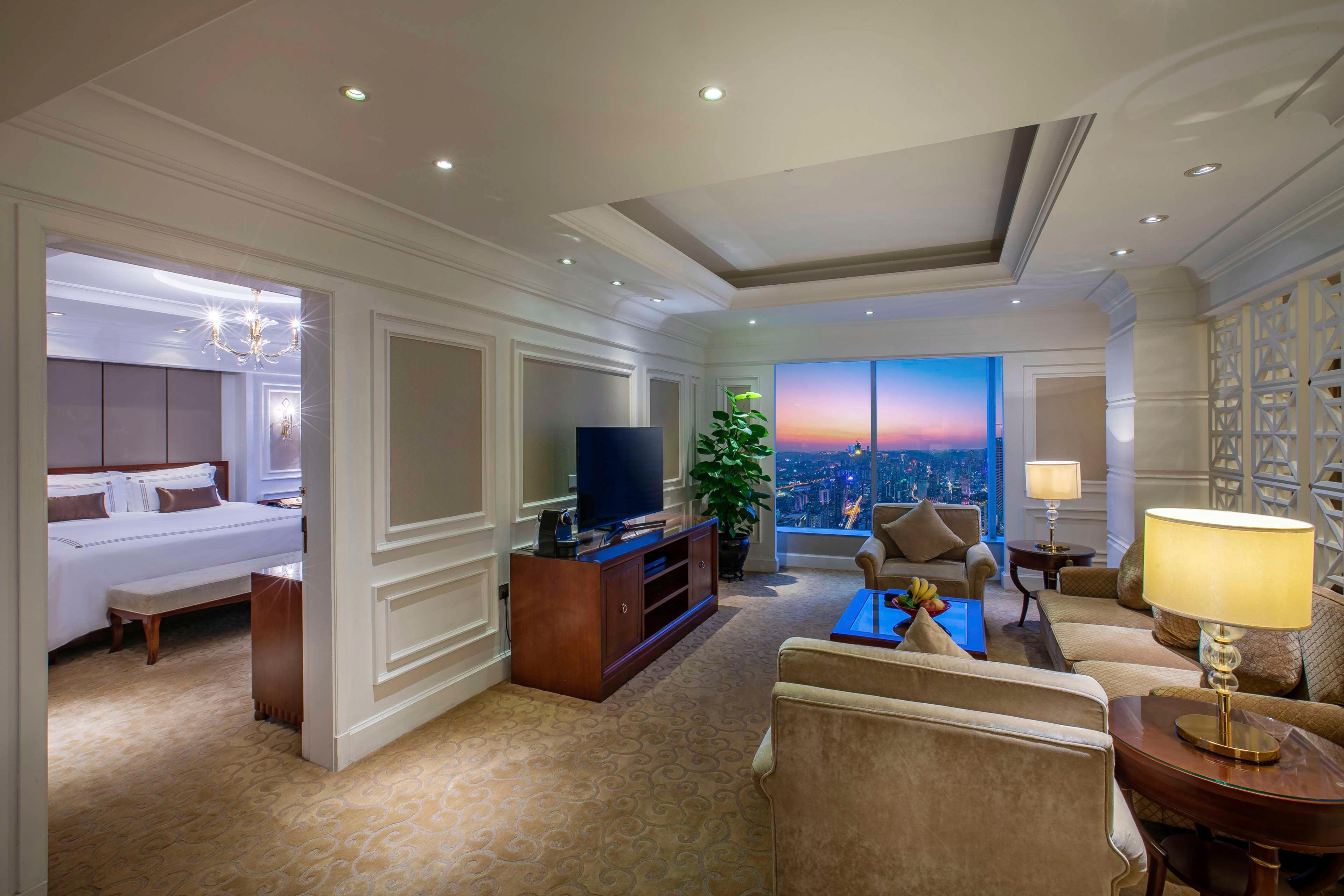 Suite City View King Bed