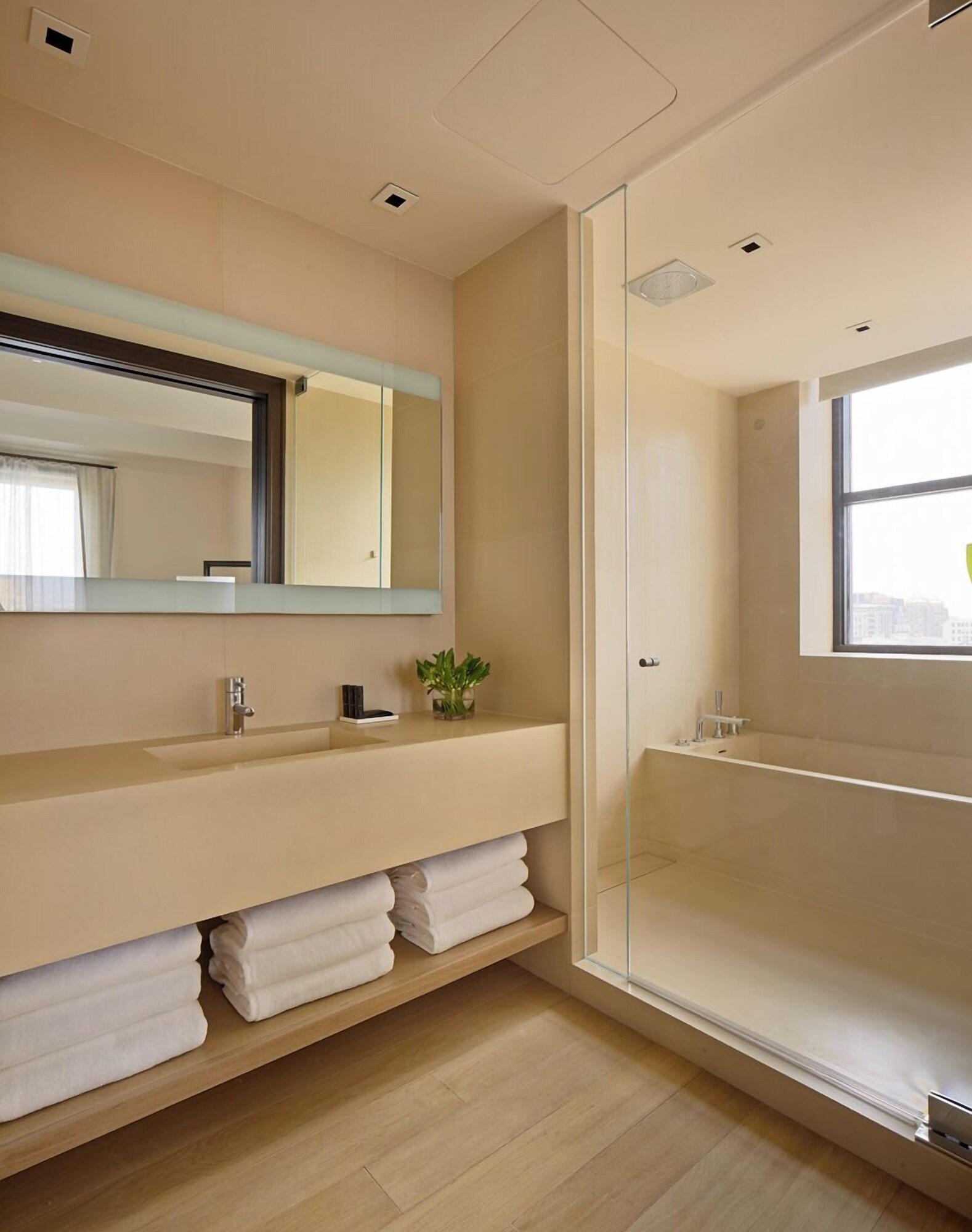 Suite City View King Bed