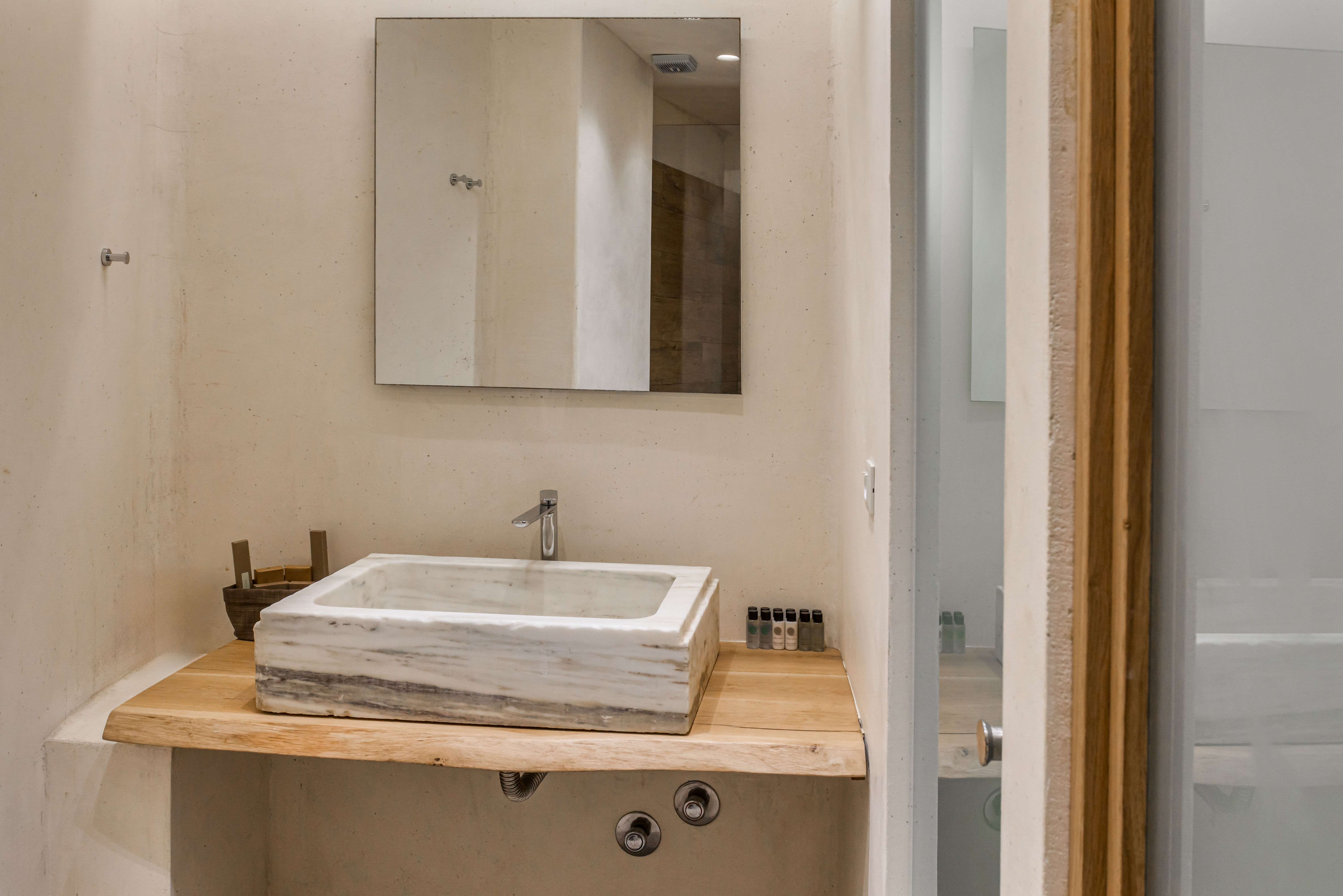 Studio Deluxe Capacity 2