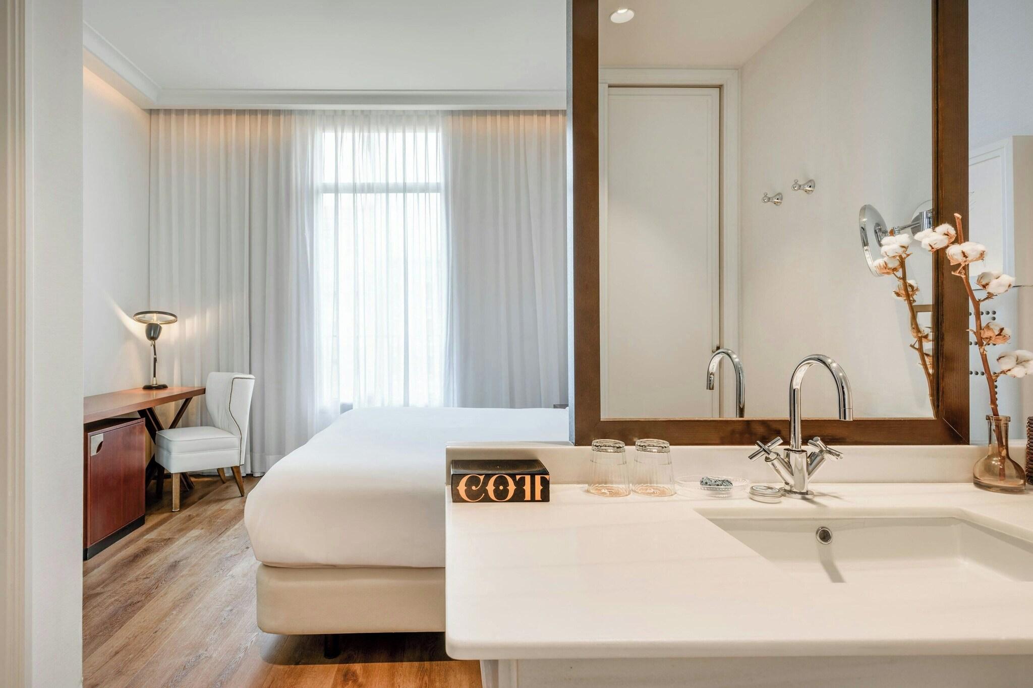 Double Deluxe Queen Bed