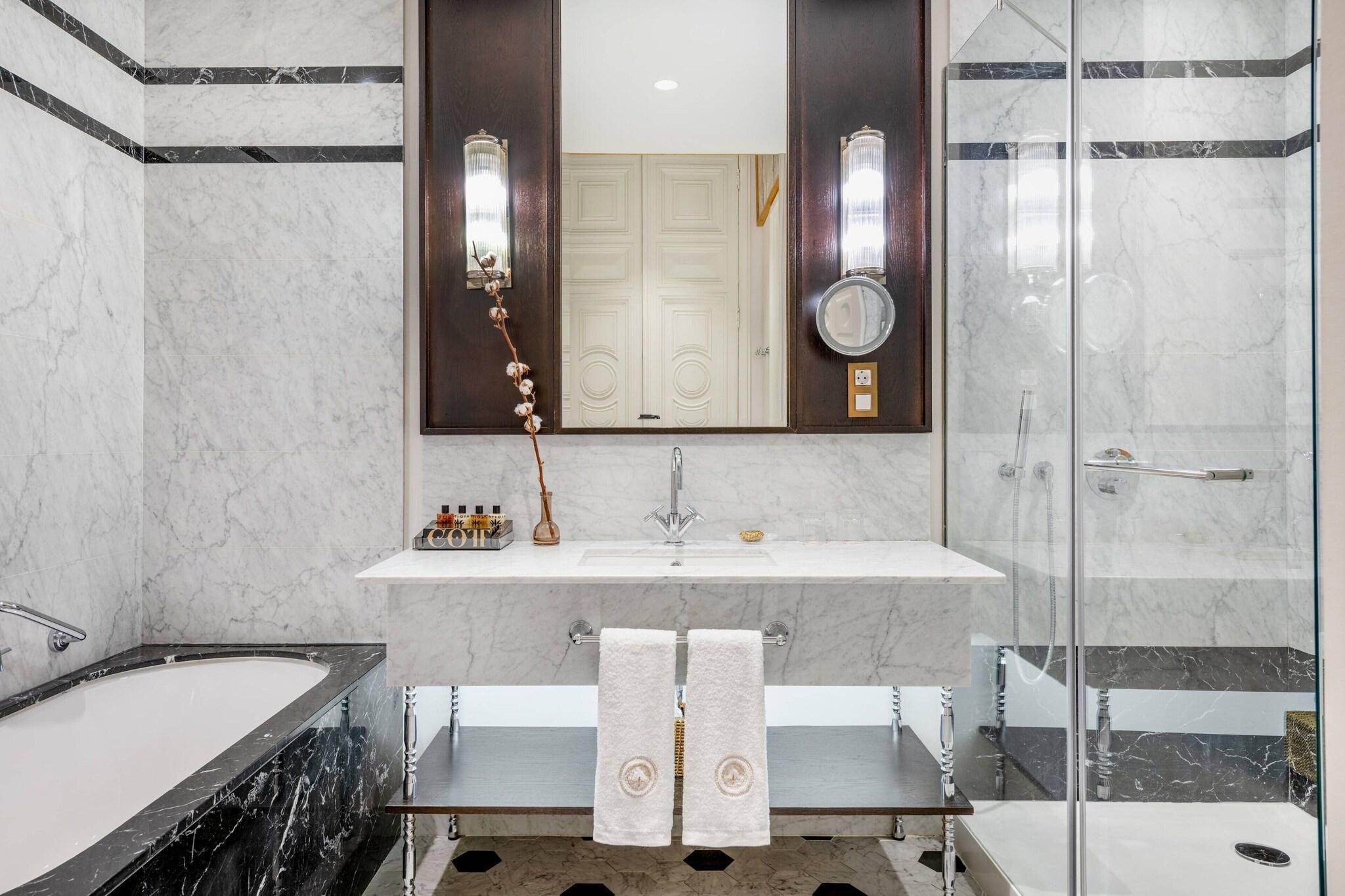 Suite City View King Bed