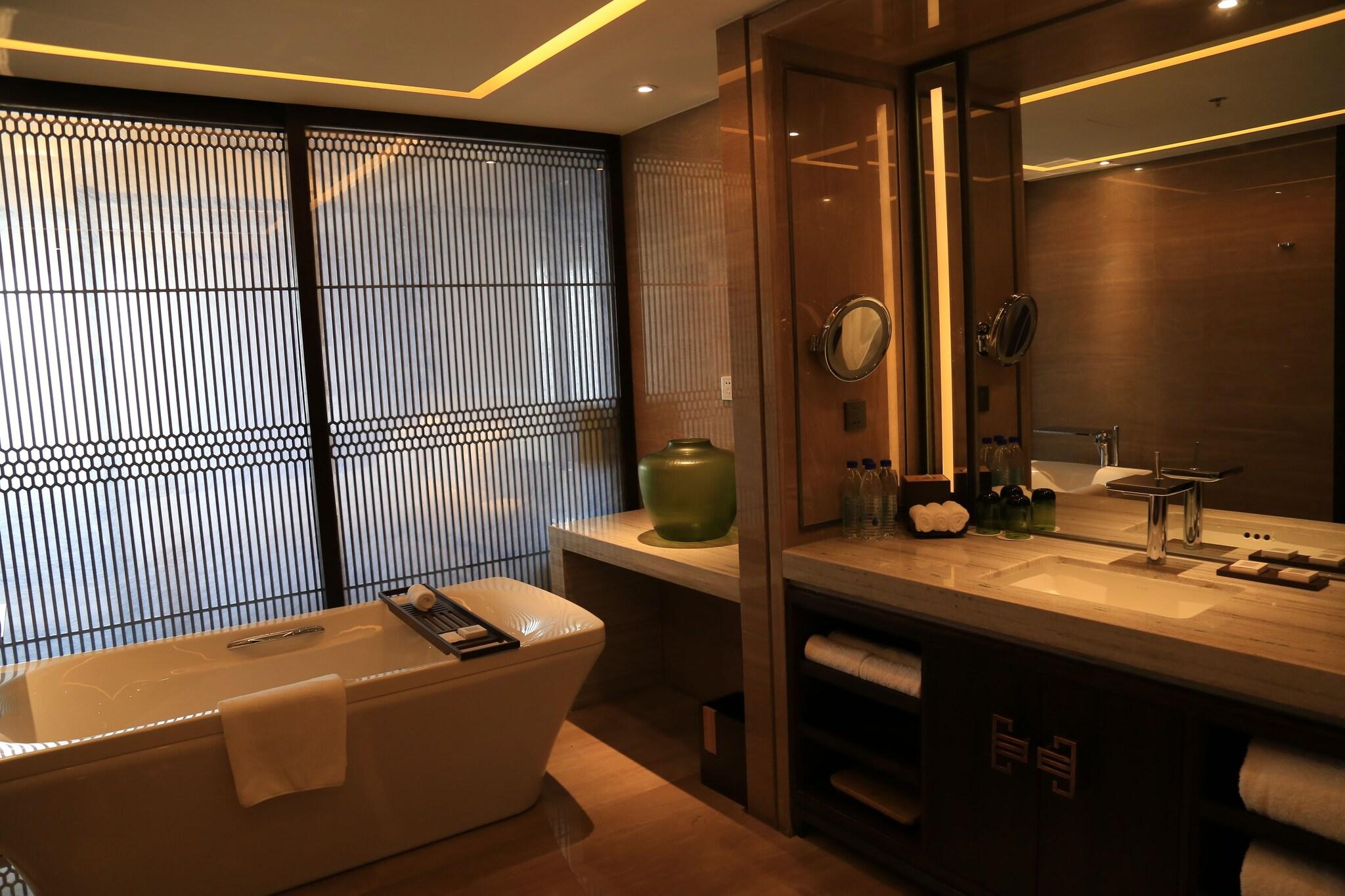 Double Garden View King Bed