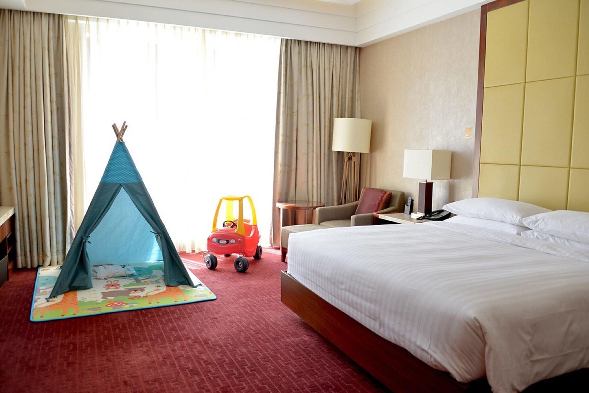 Family Room Queen Size Bed