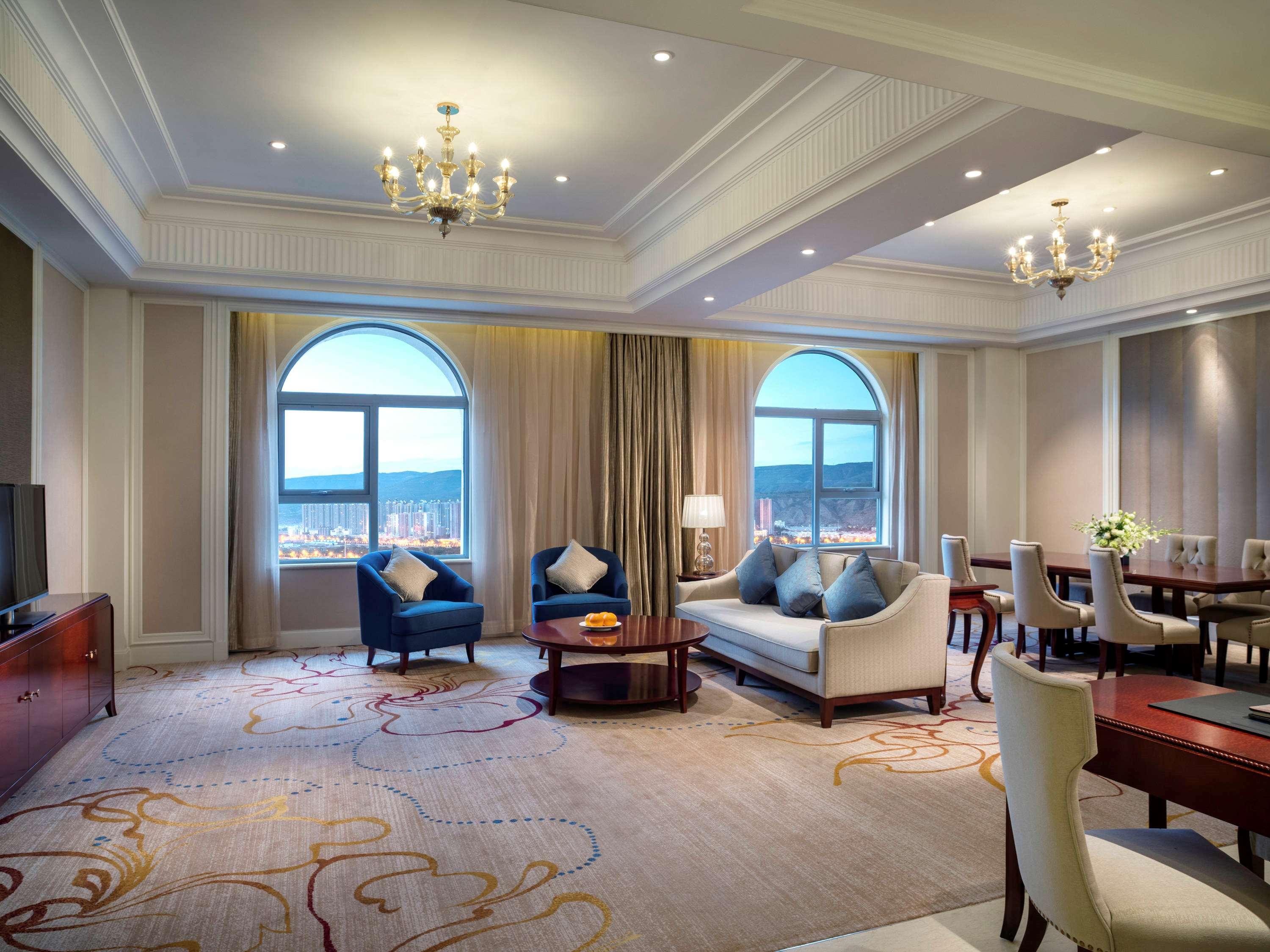 Junior Suite Club King Bed