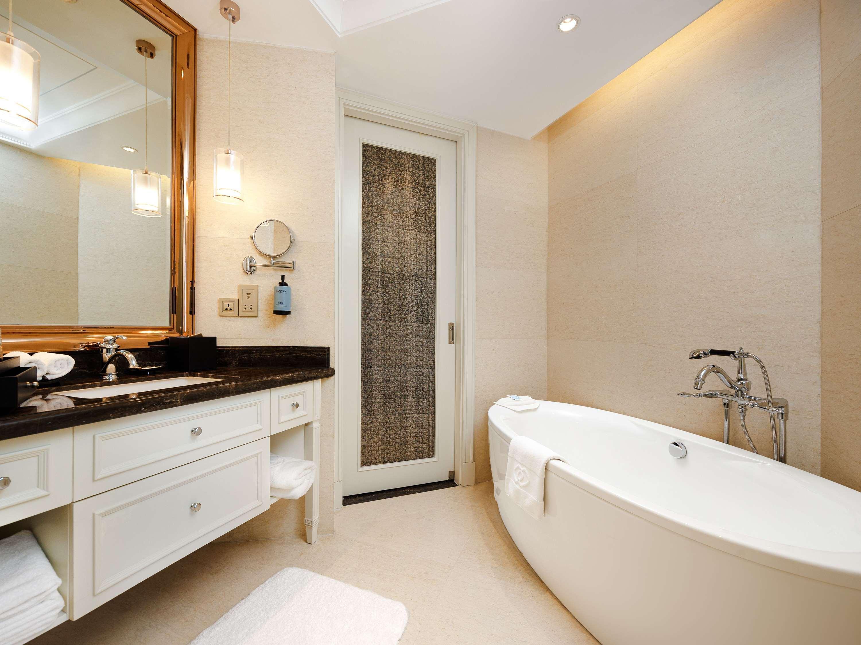 Junior Suite Club King Bed