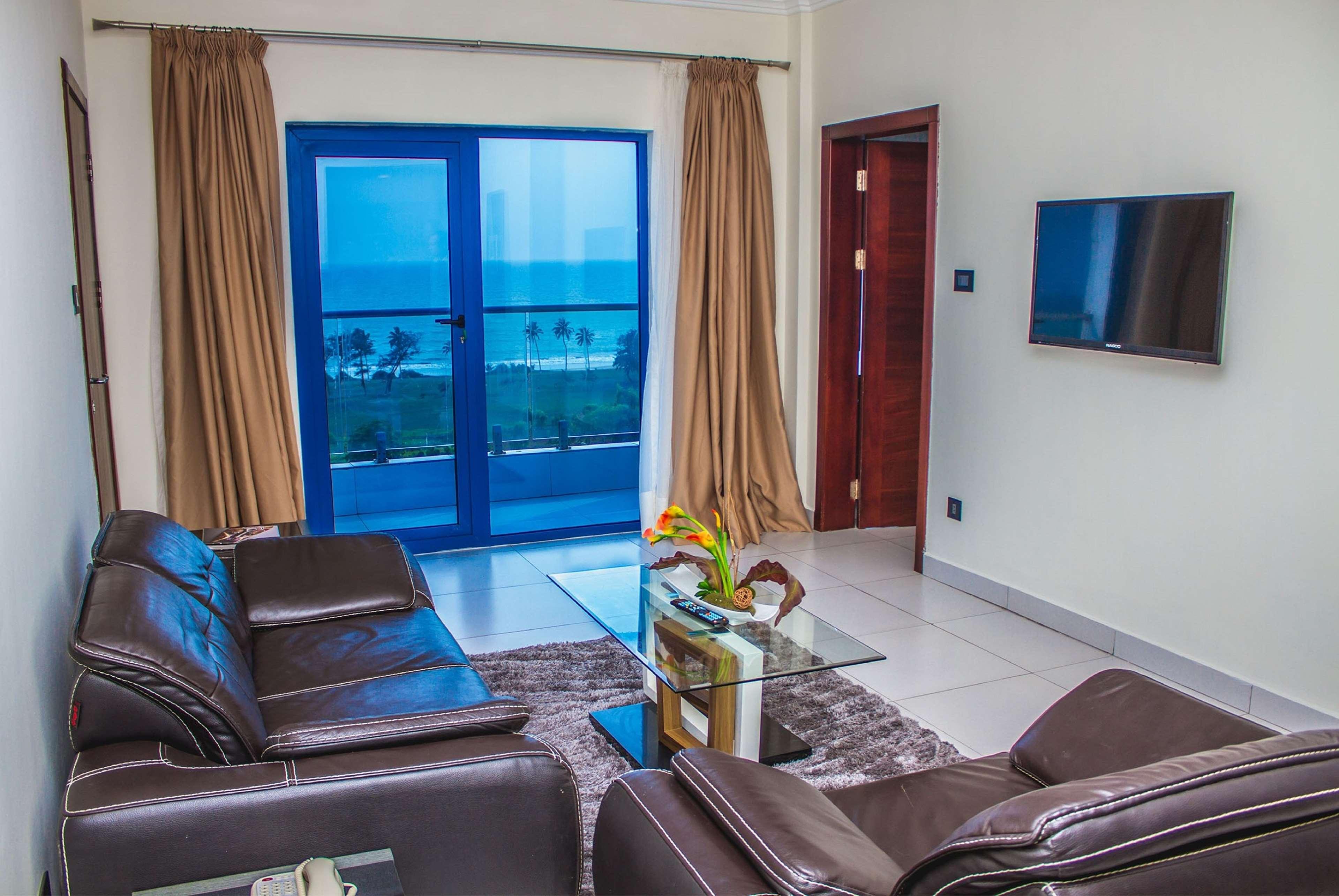 Bungalow Queen Size Bed