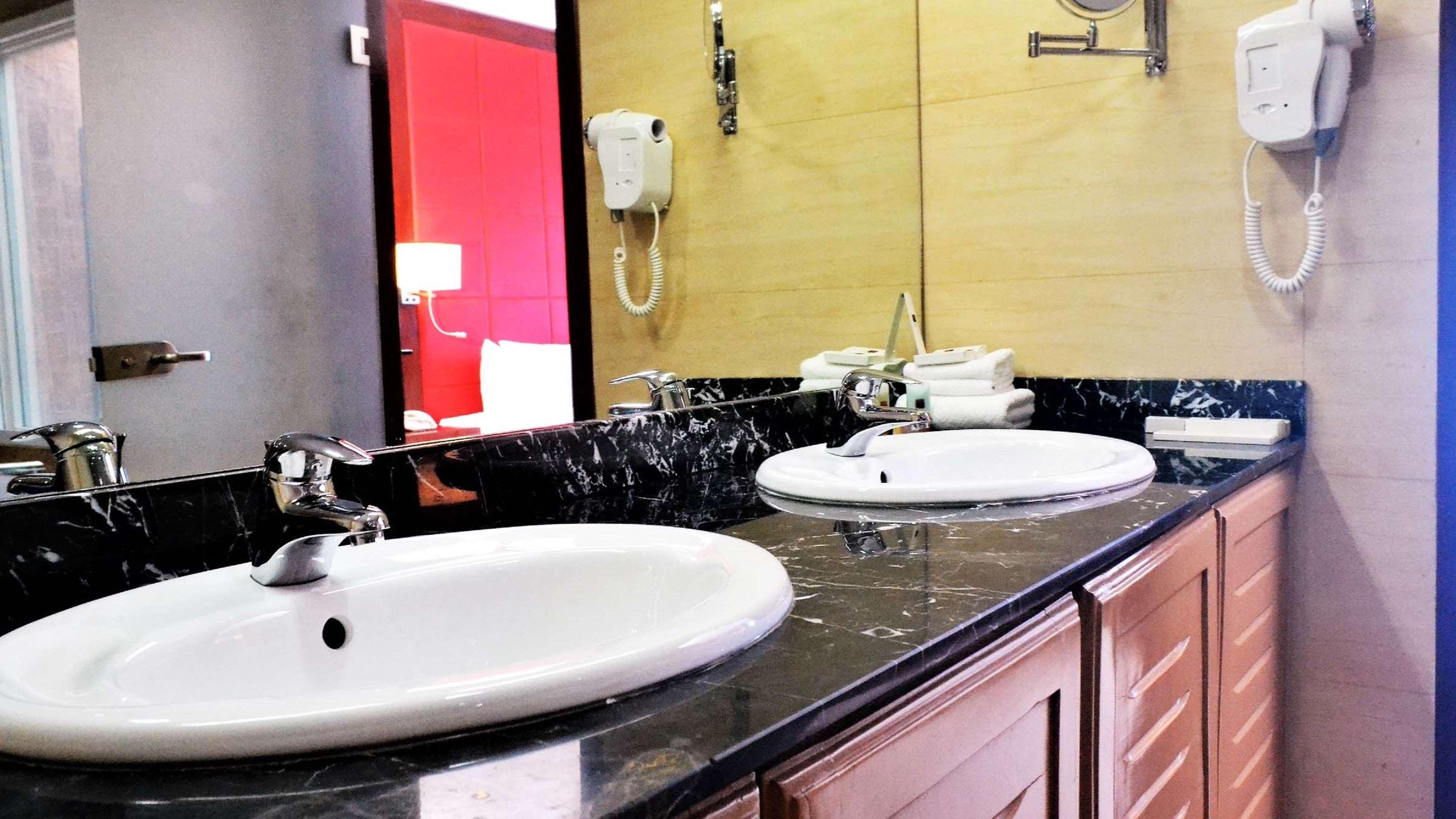 Bungalow Queen Size Bed