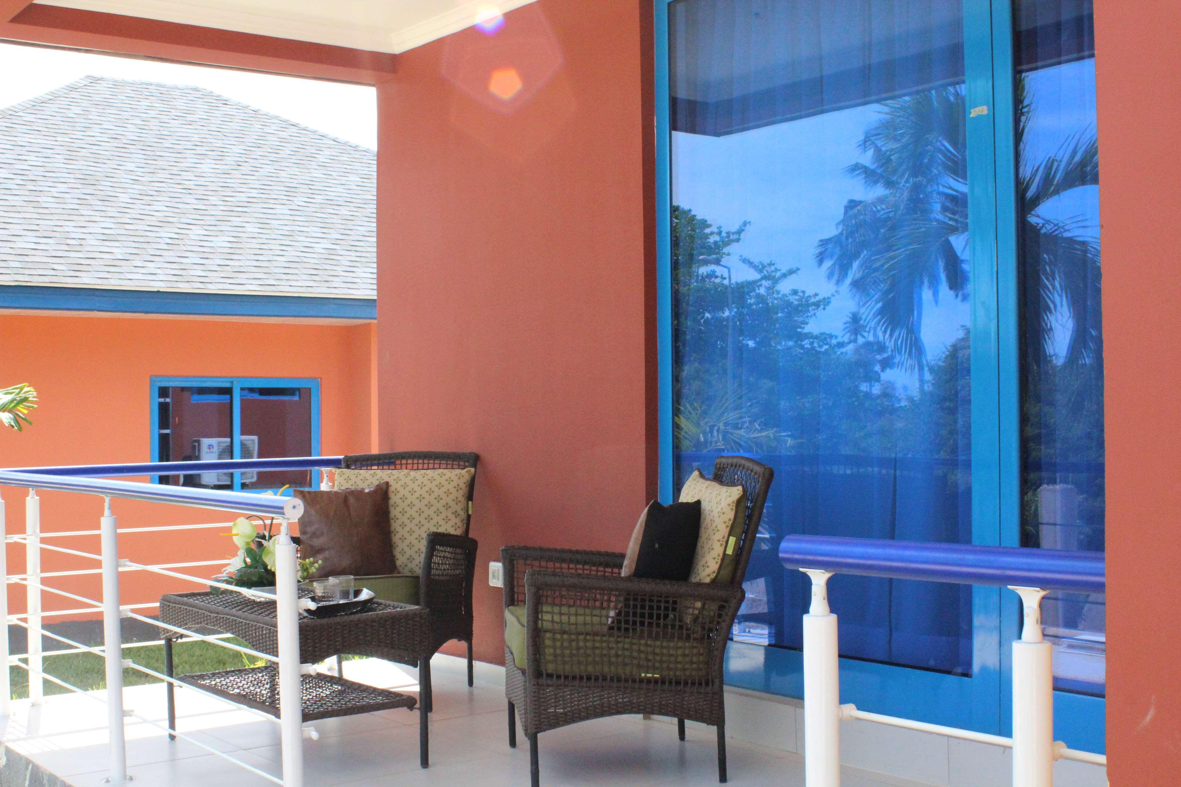 Bungalow Queen Size Bed