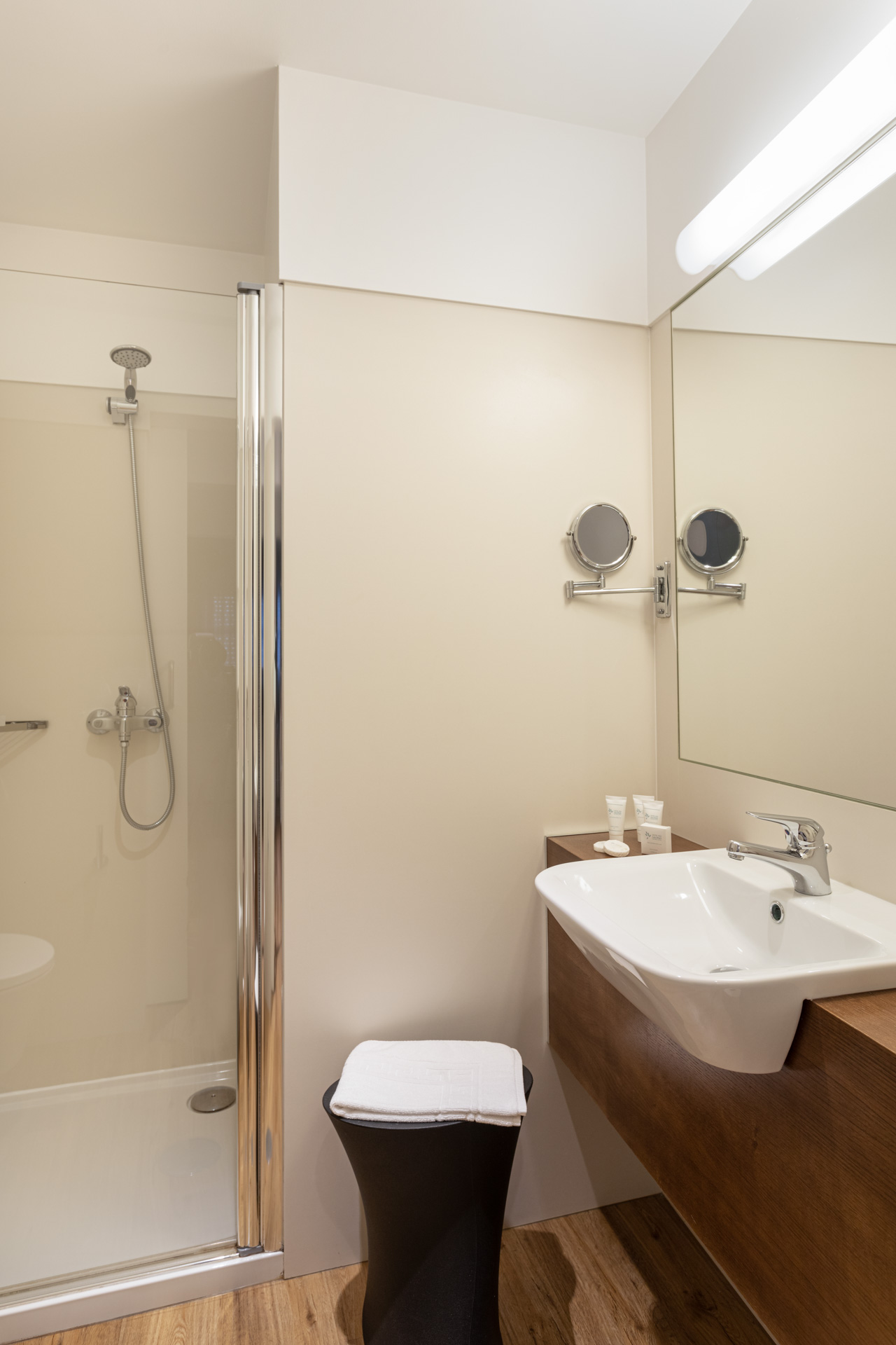 Room Connecting Room