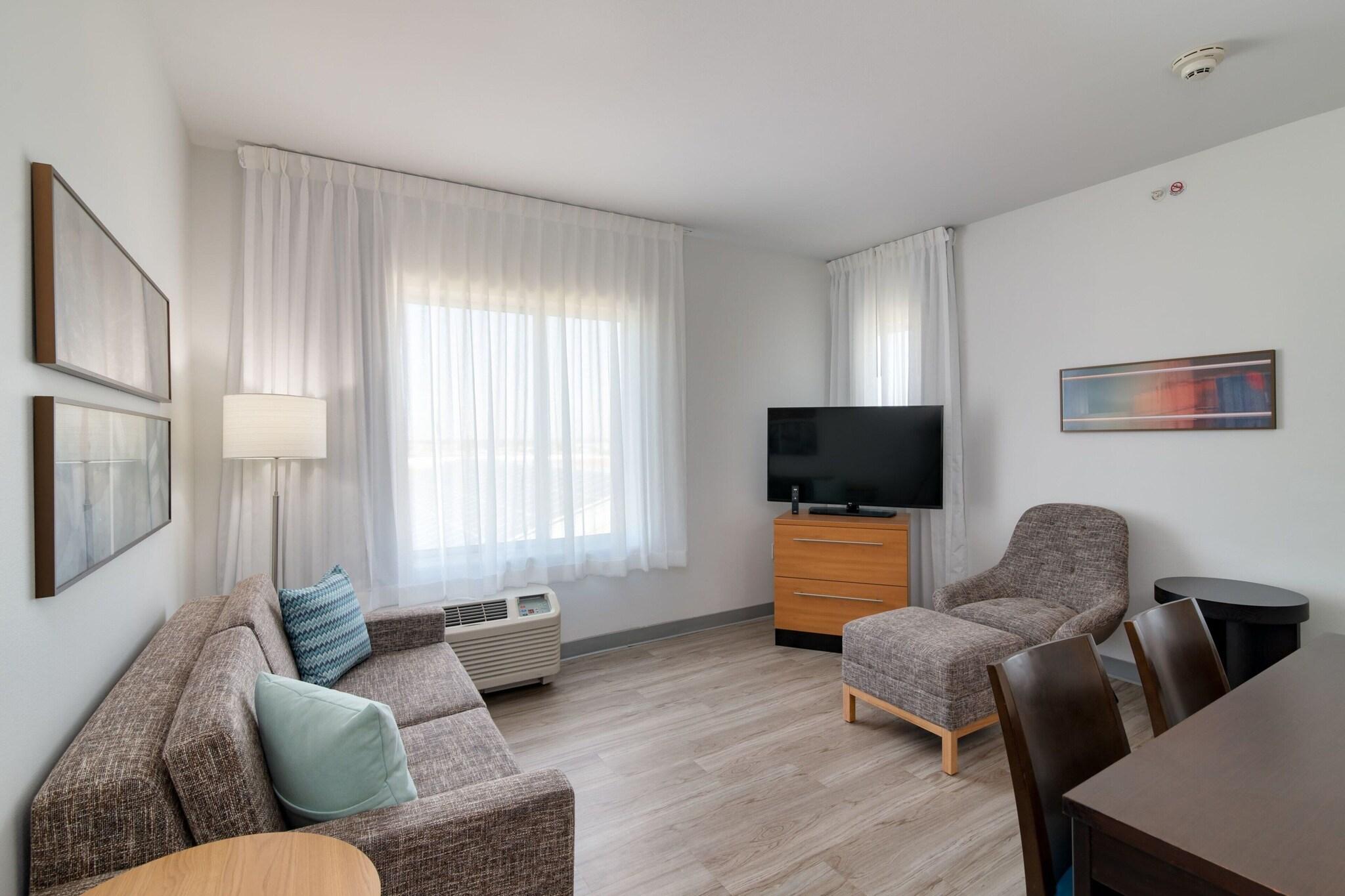 Studio Accessible King Size Bed