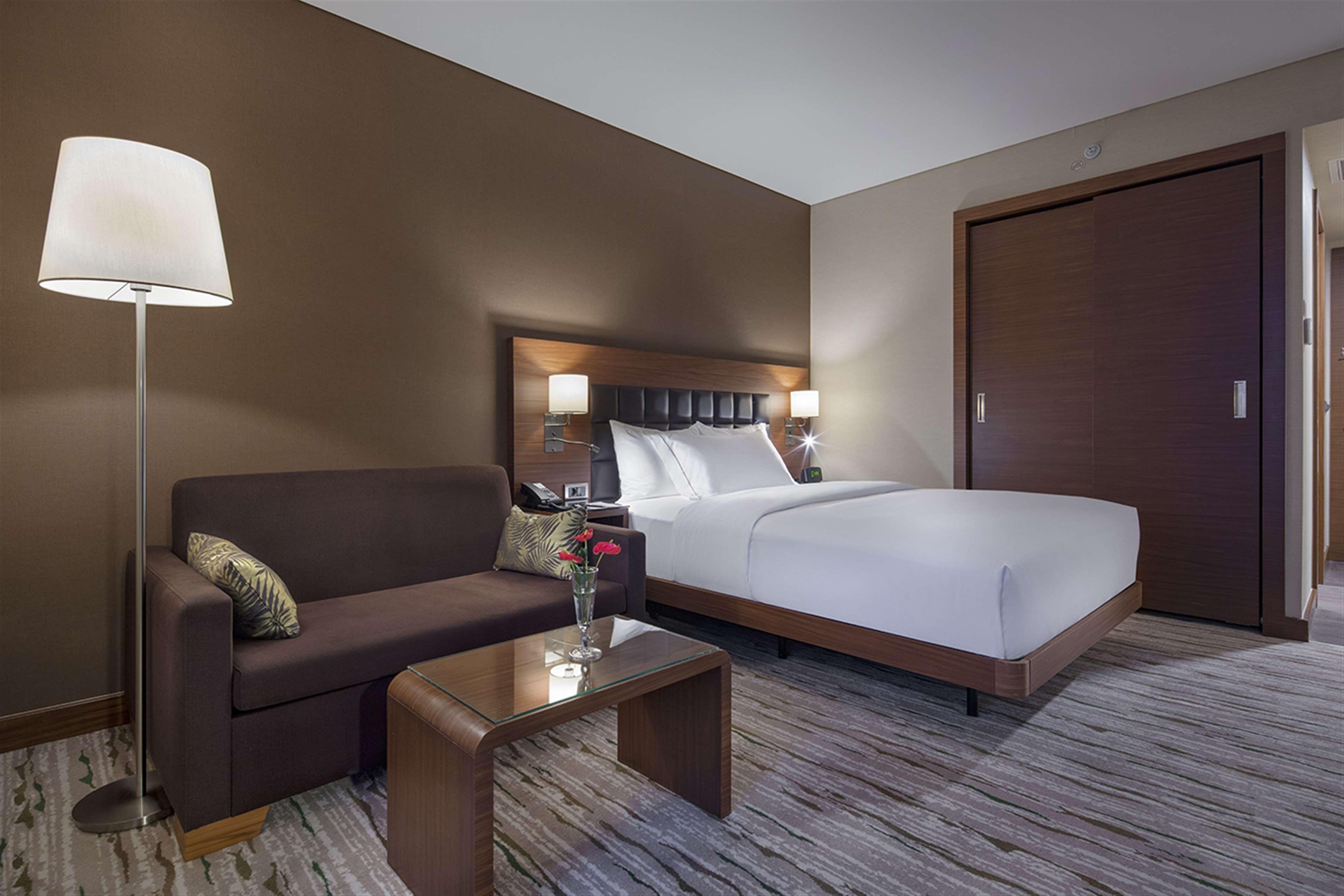 Family Room Guest Room Queen Bed