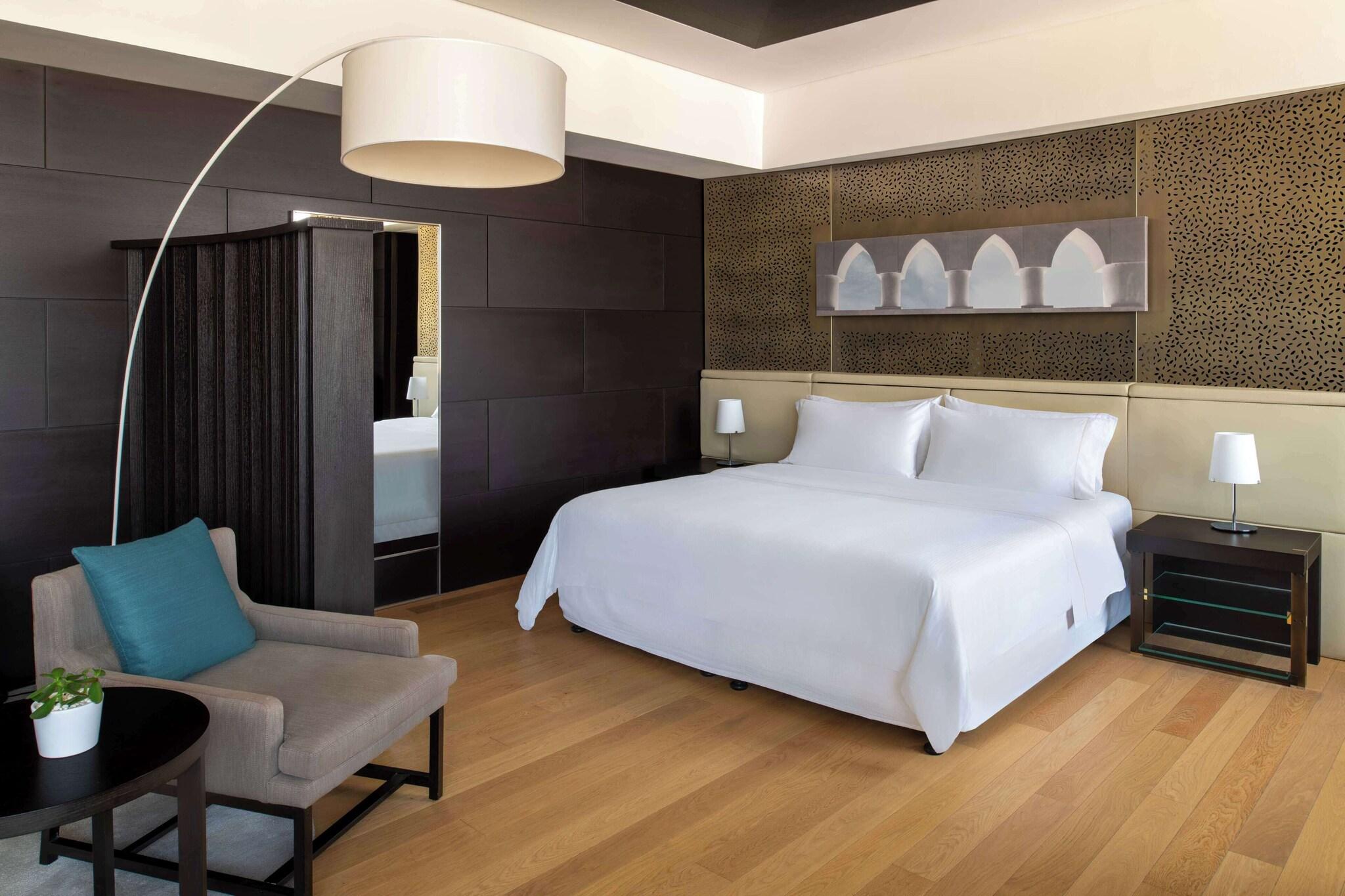 Studio King Bed Smoking