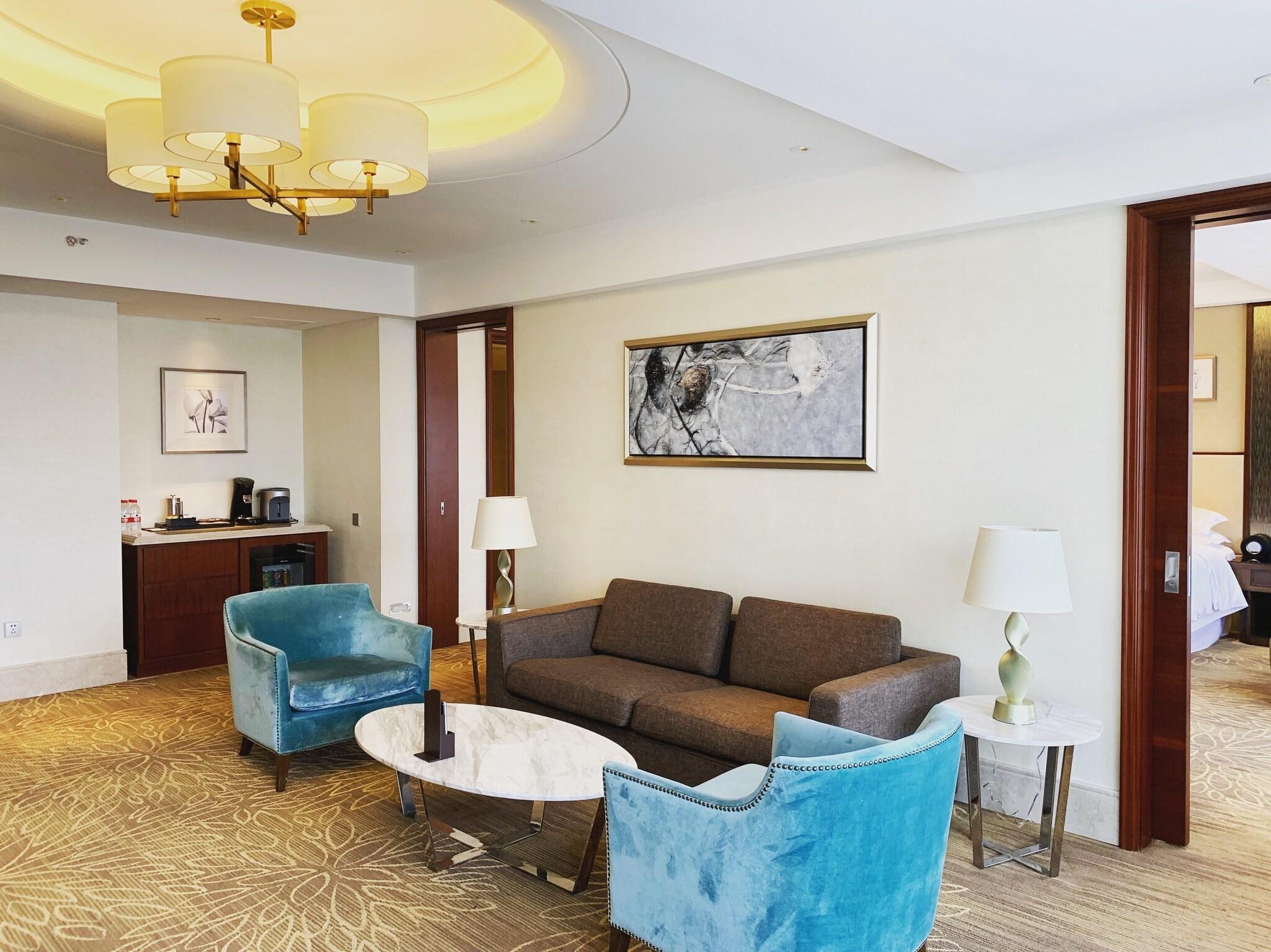 Suite Club City View