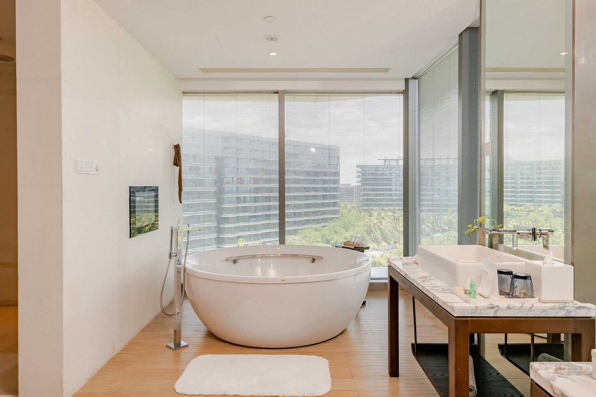 Suite Ocean View King Bed