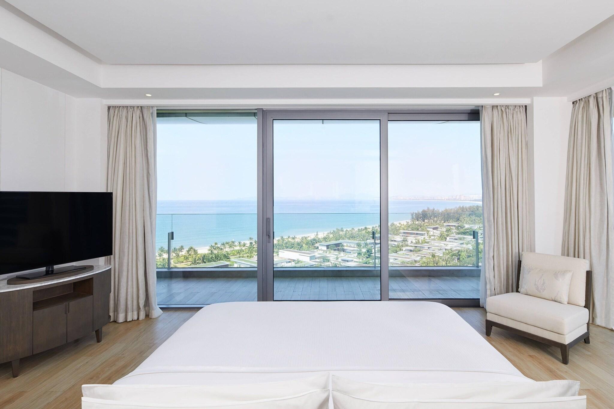 Suite Ocean View King Bed