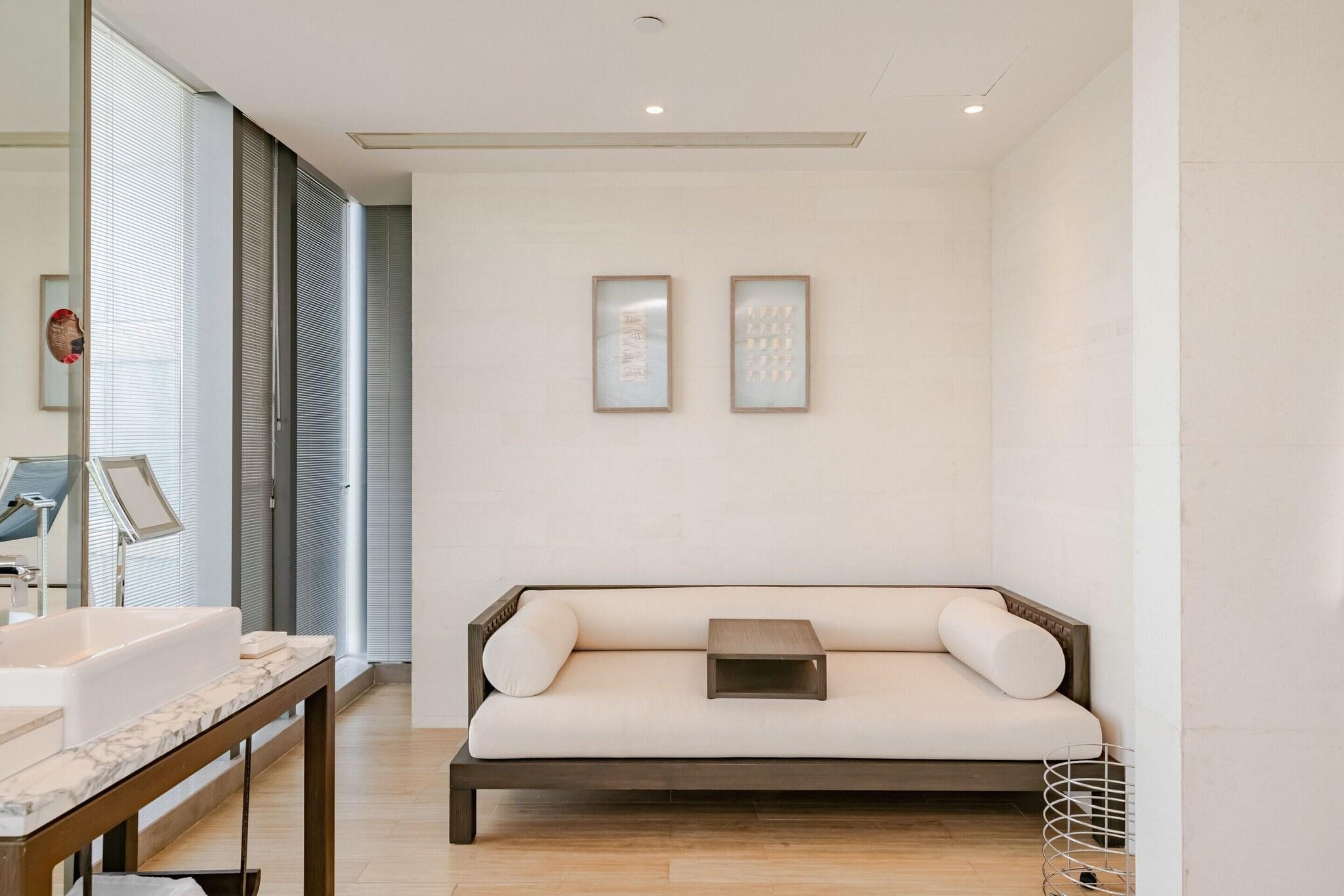 Suite Ocean View King Bed