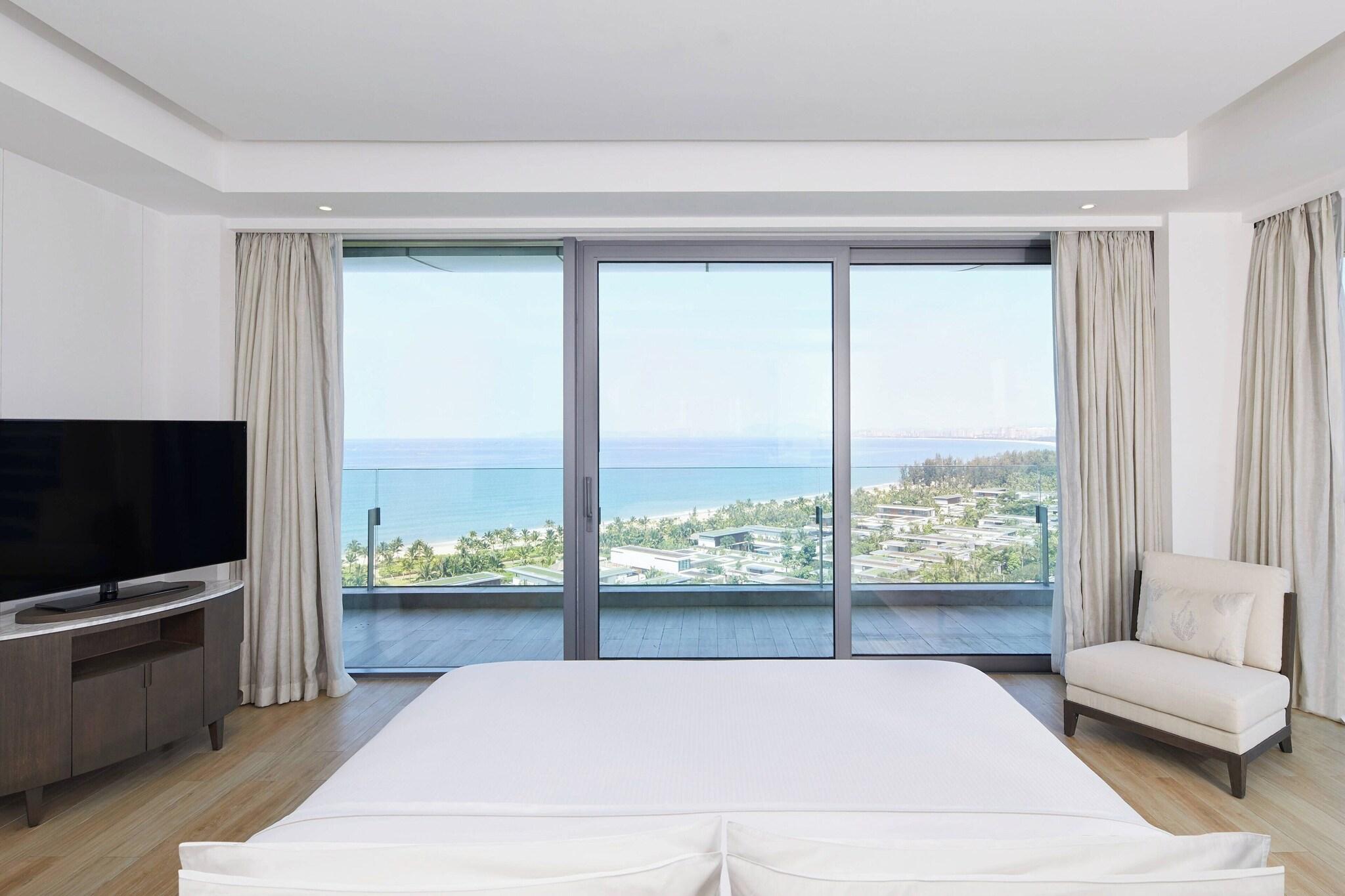 Suite Ocean View King Bed