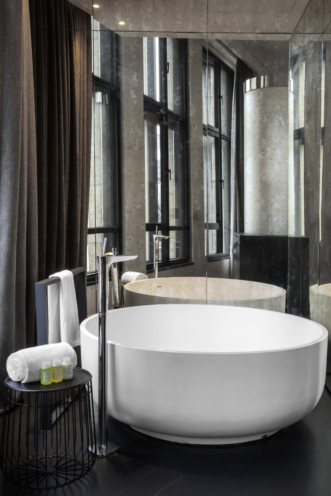 Suite Deluxe King Bed