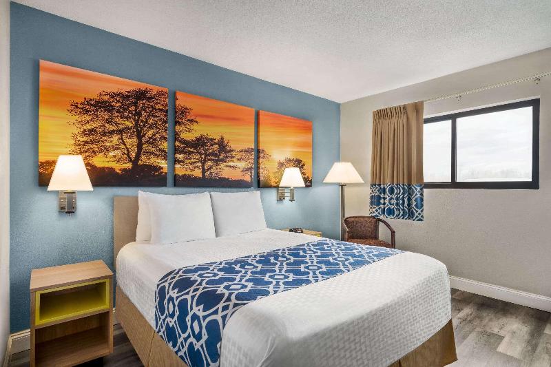 Triple Queen Bed Non Smoking