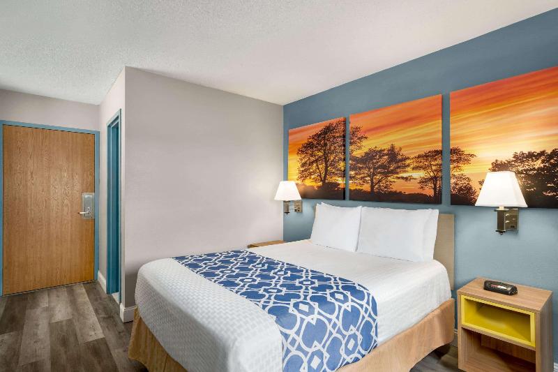 Triple Queen Bed Non Smoking