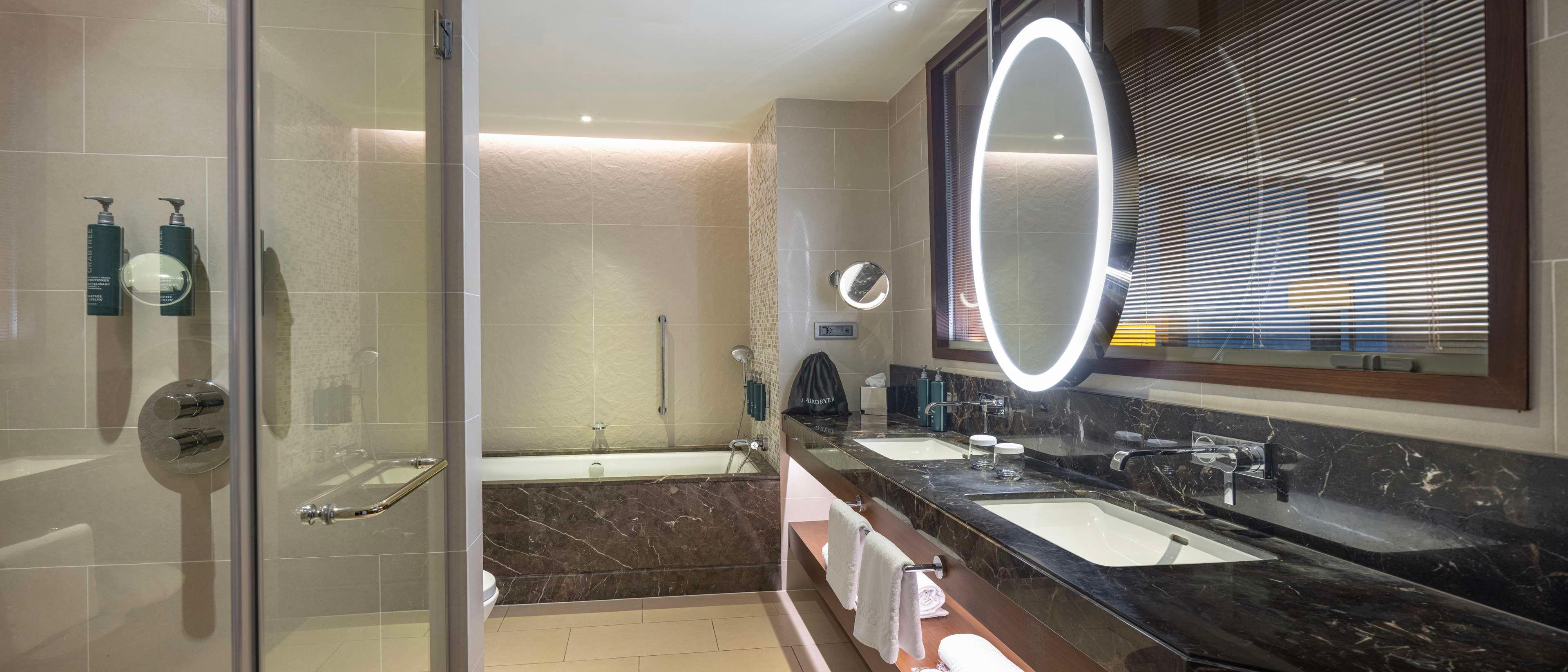 Junior Suite Sea View King Bed