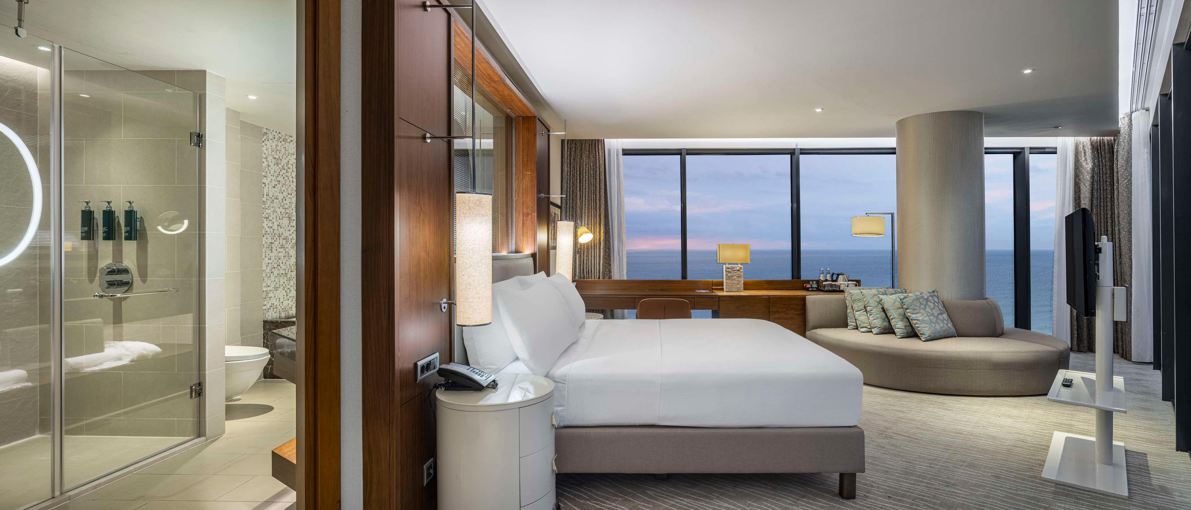 Junior Suite Sea View King Bed