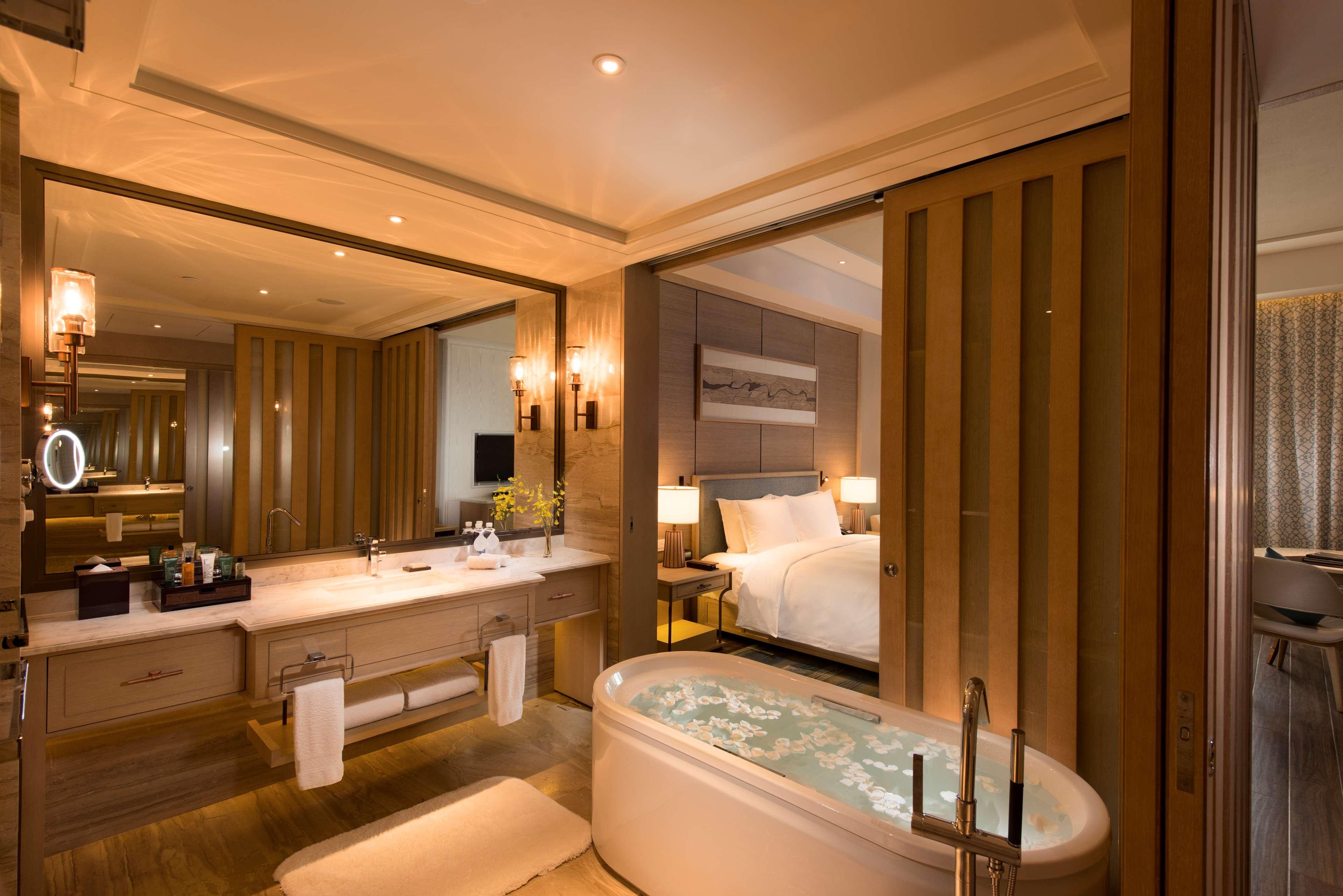 Double Deluxe King Bed