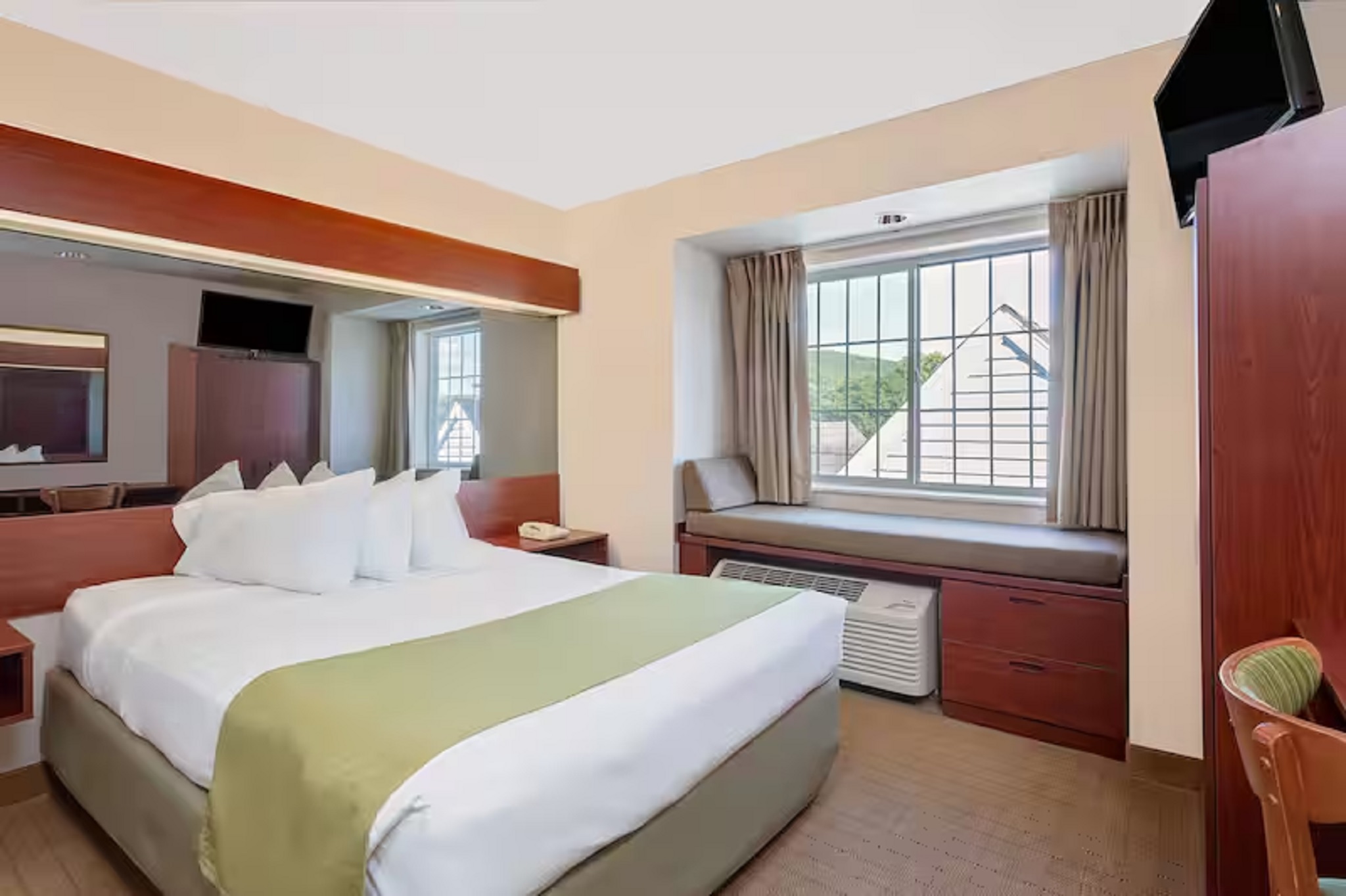 Studio Accessible-queen Size Bed