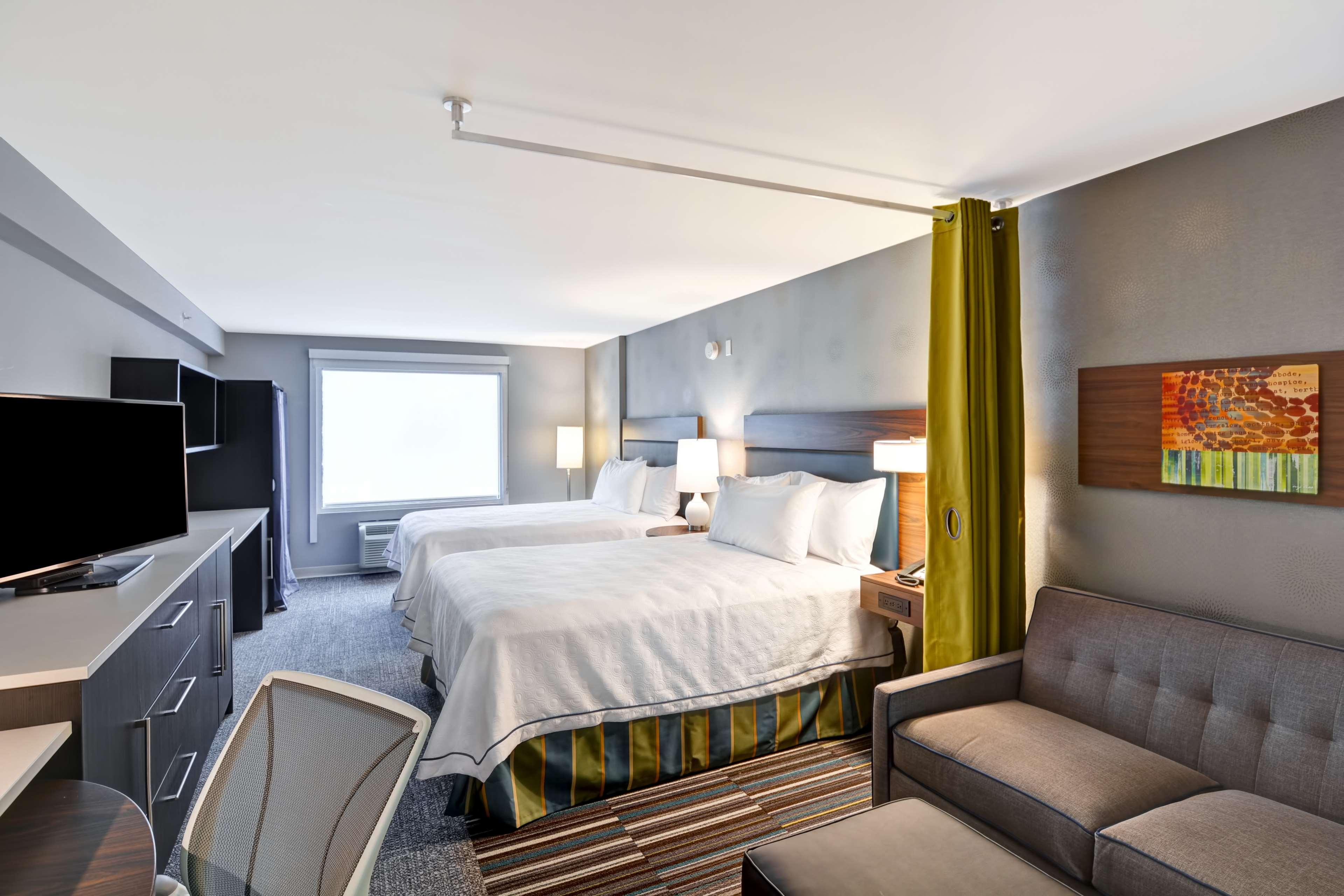 Studio Two Queen Beds