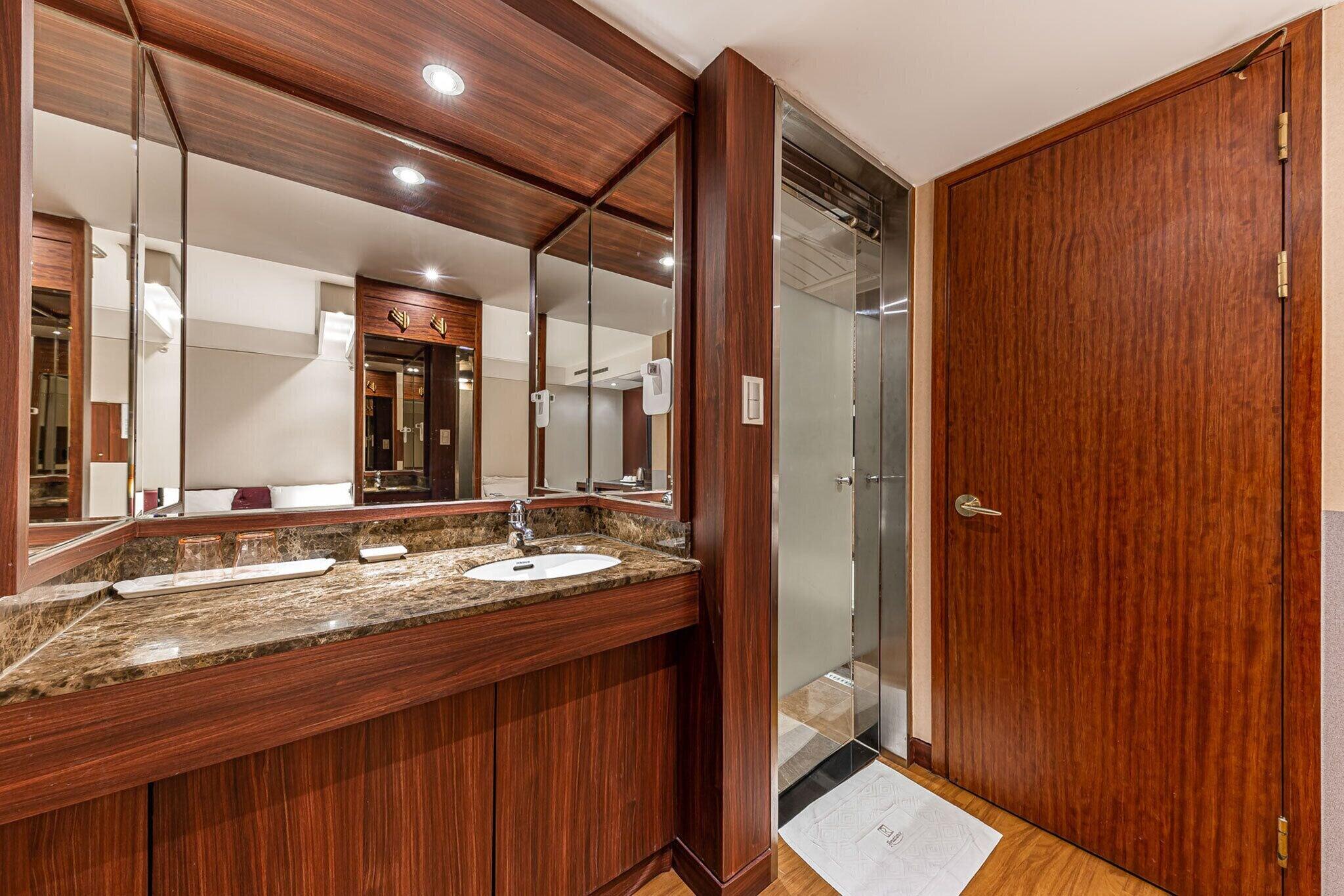 Double Deluxe Queen Bed