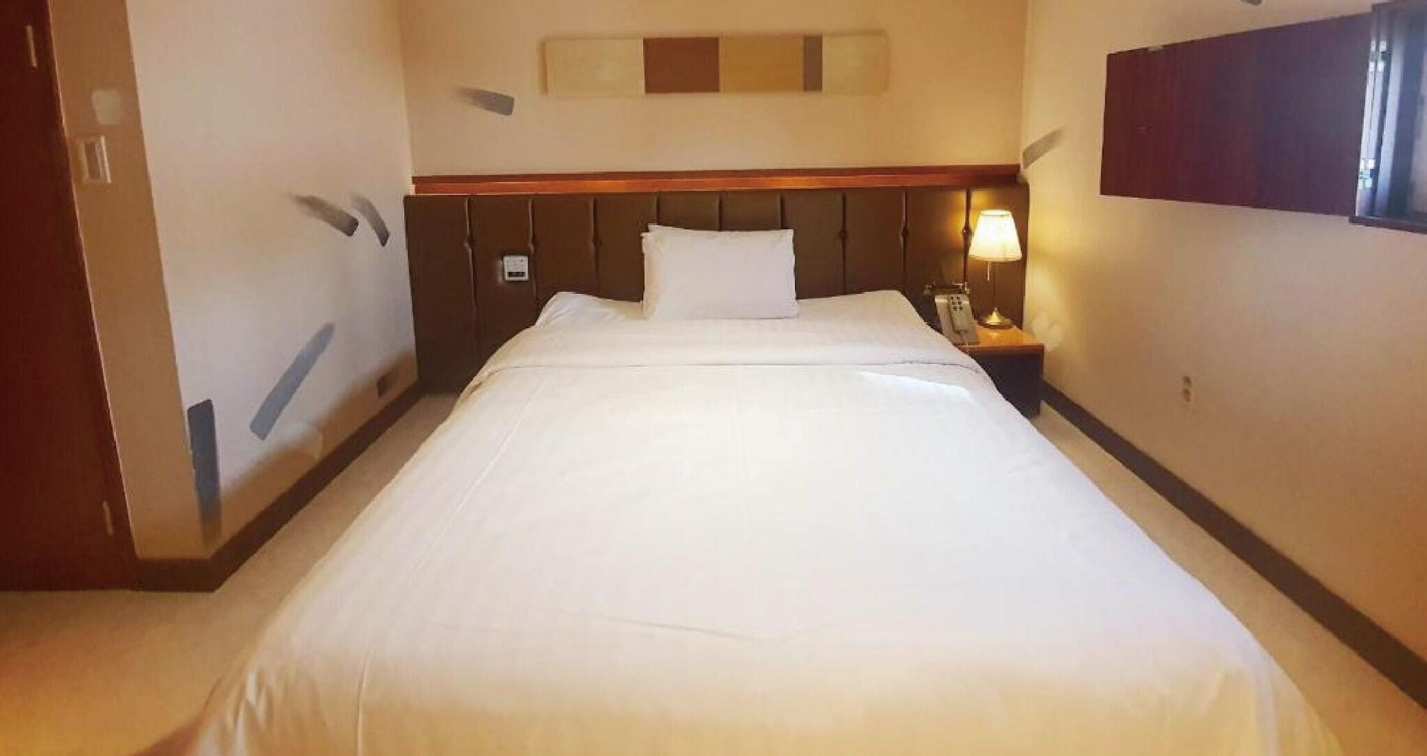 Double Deluxe Queen Bed