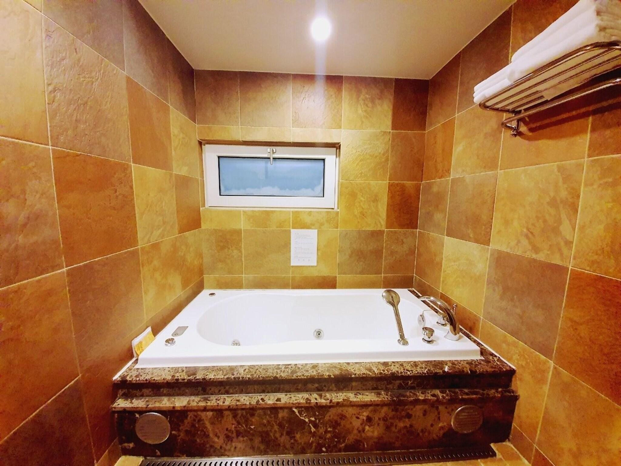 Double Deluxe Queen Bed