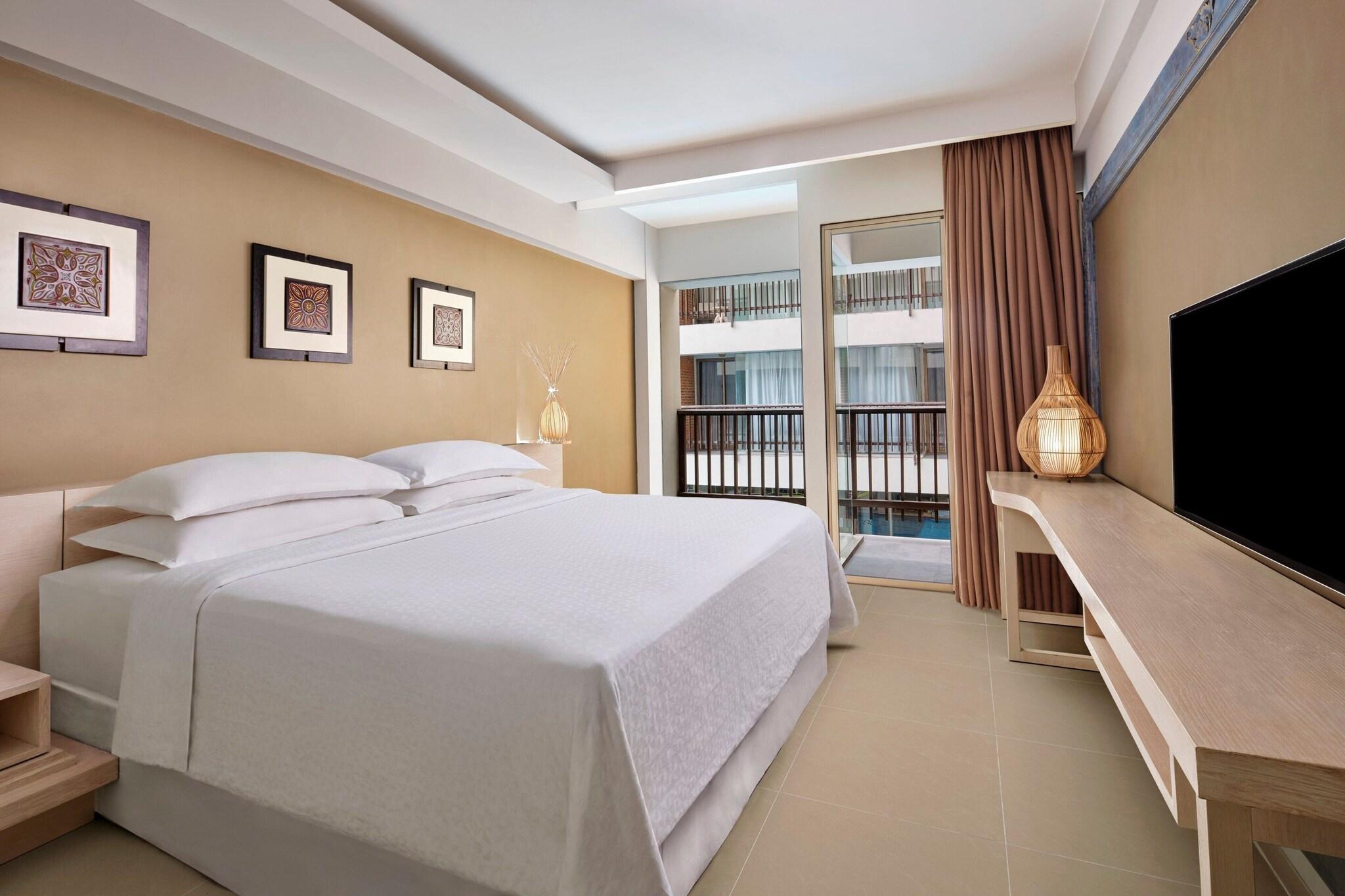 Double Pool View King Bed