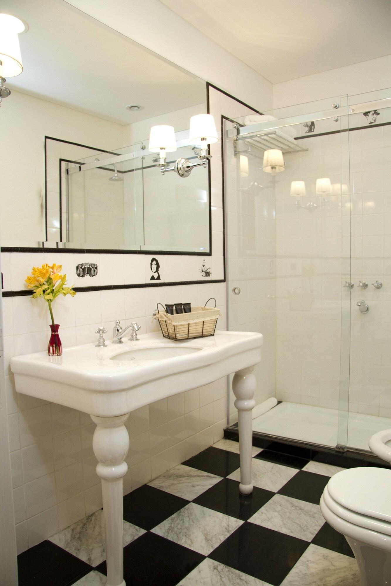 Double City View Queen Bed