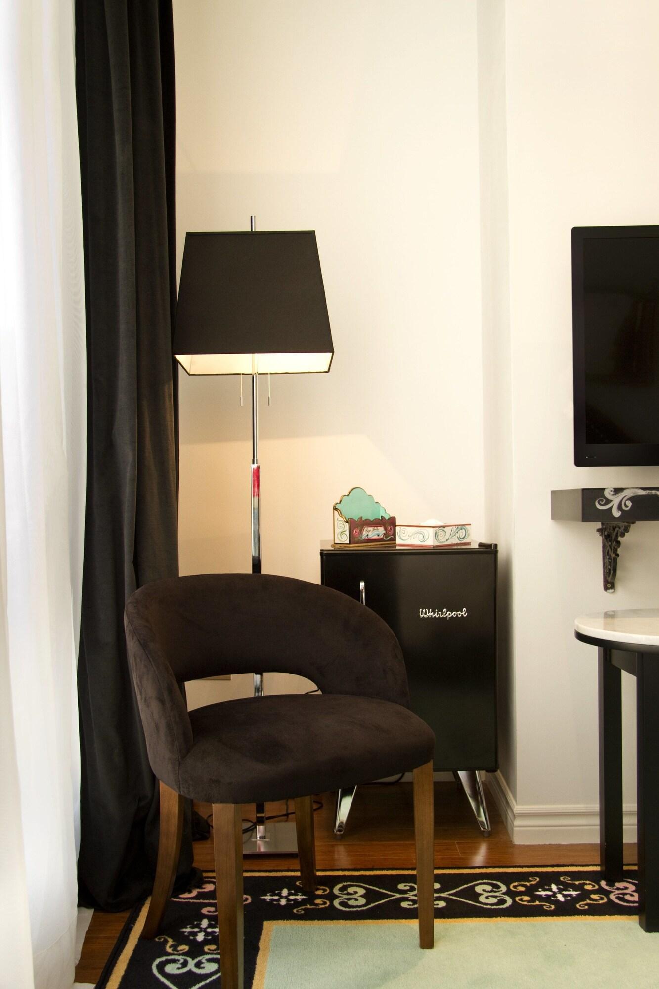 Double City View Queen Bed