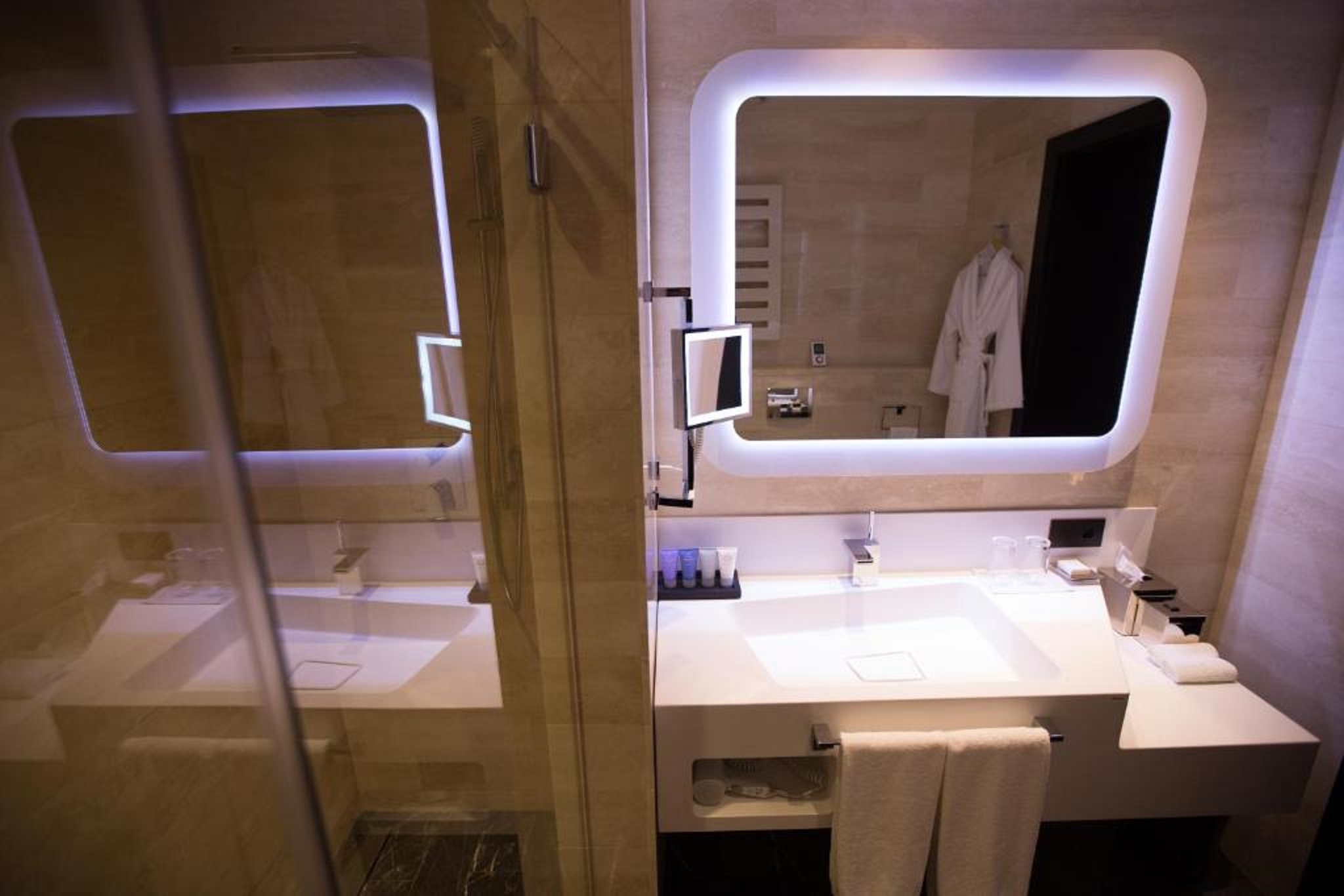 Double Deluxe King Bed