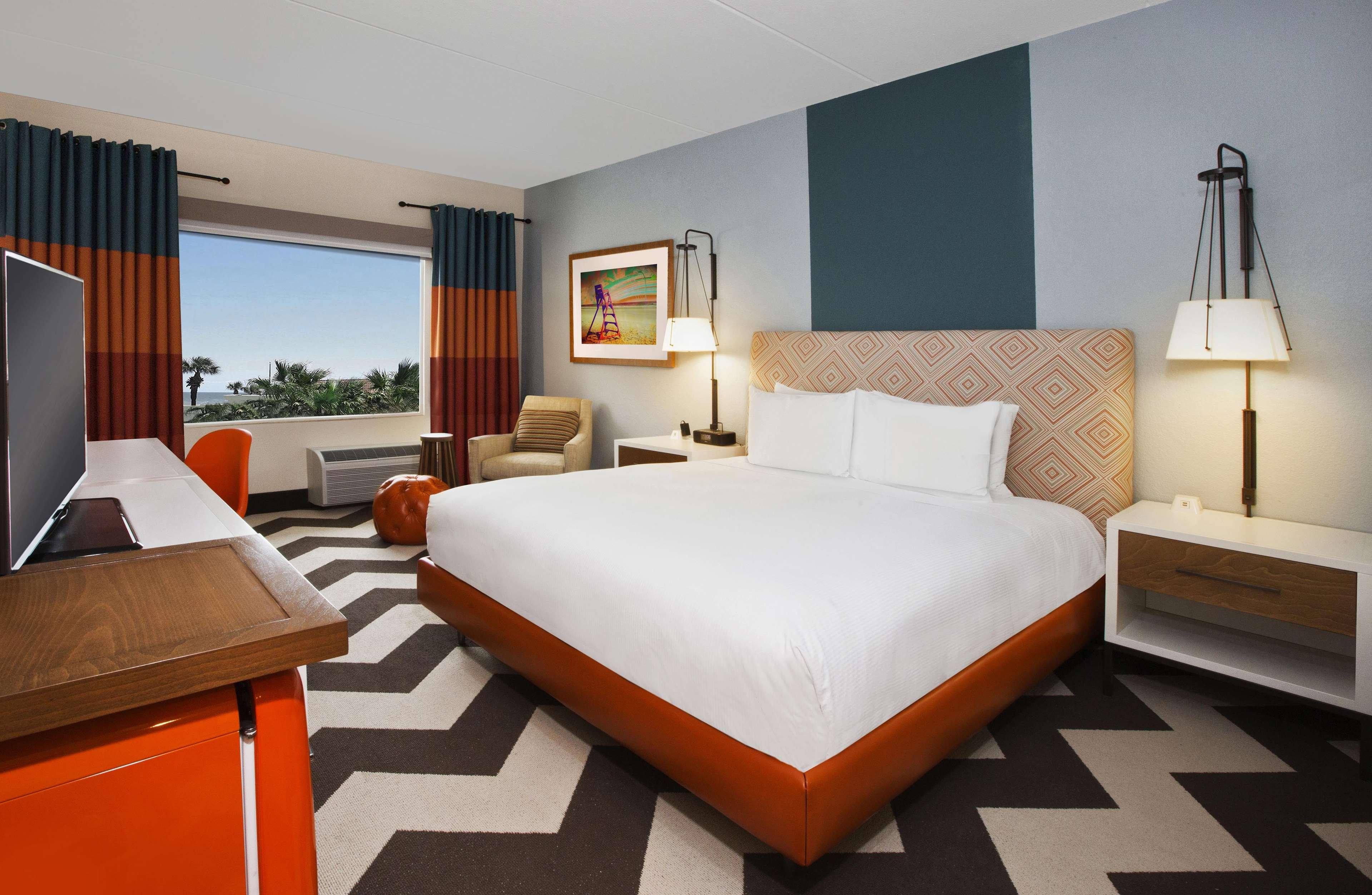 Junior Suite Pool View King Bed