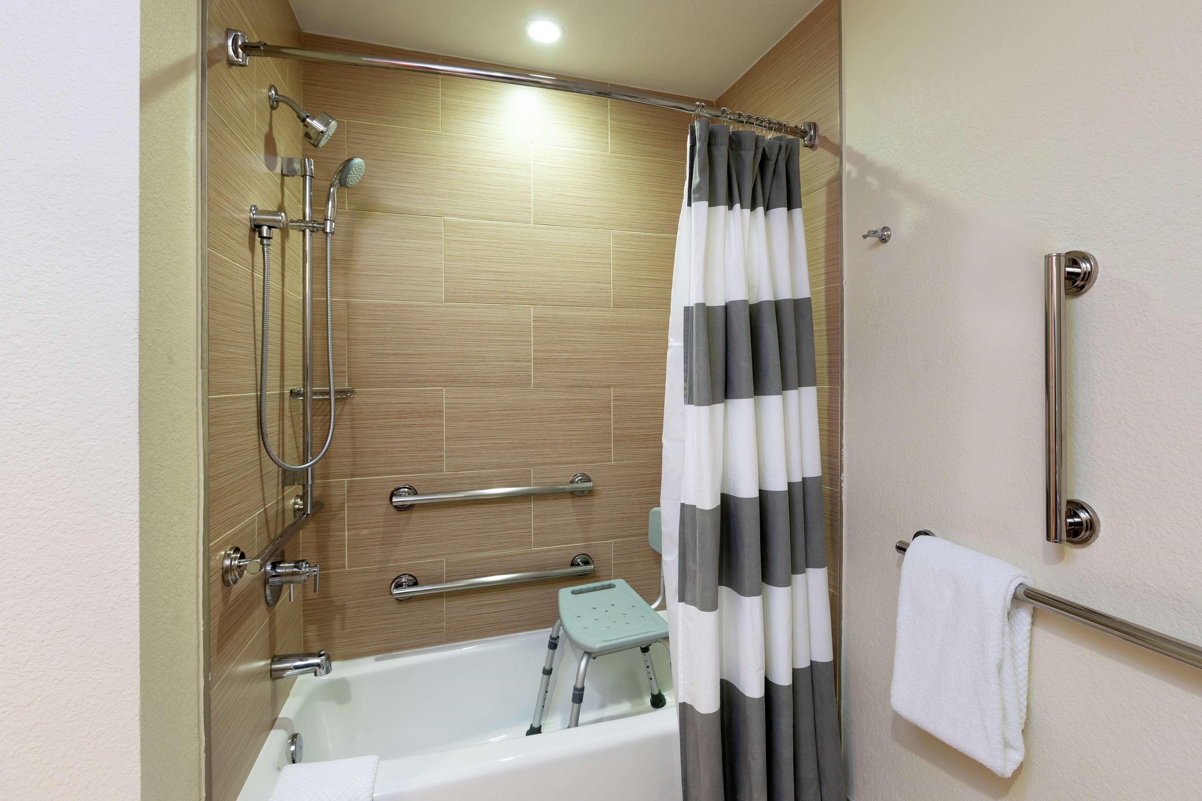 Junior Suite Pool View King Bed