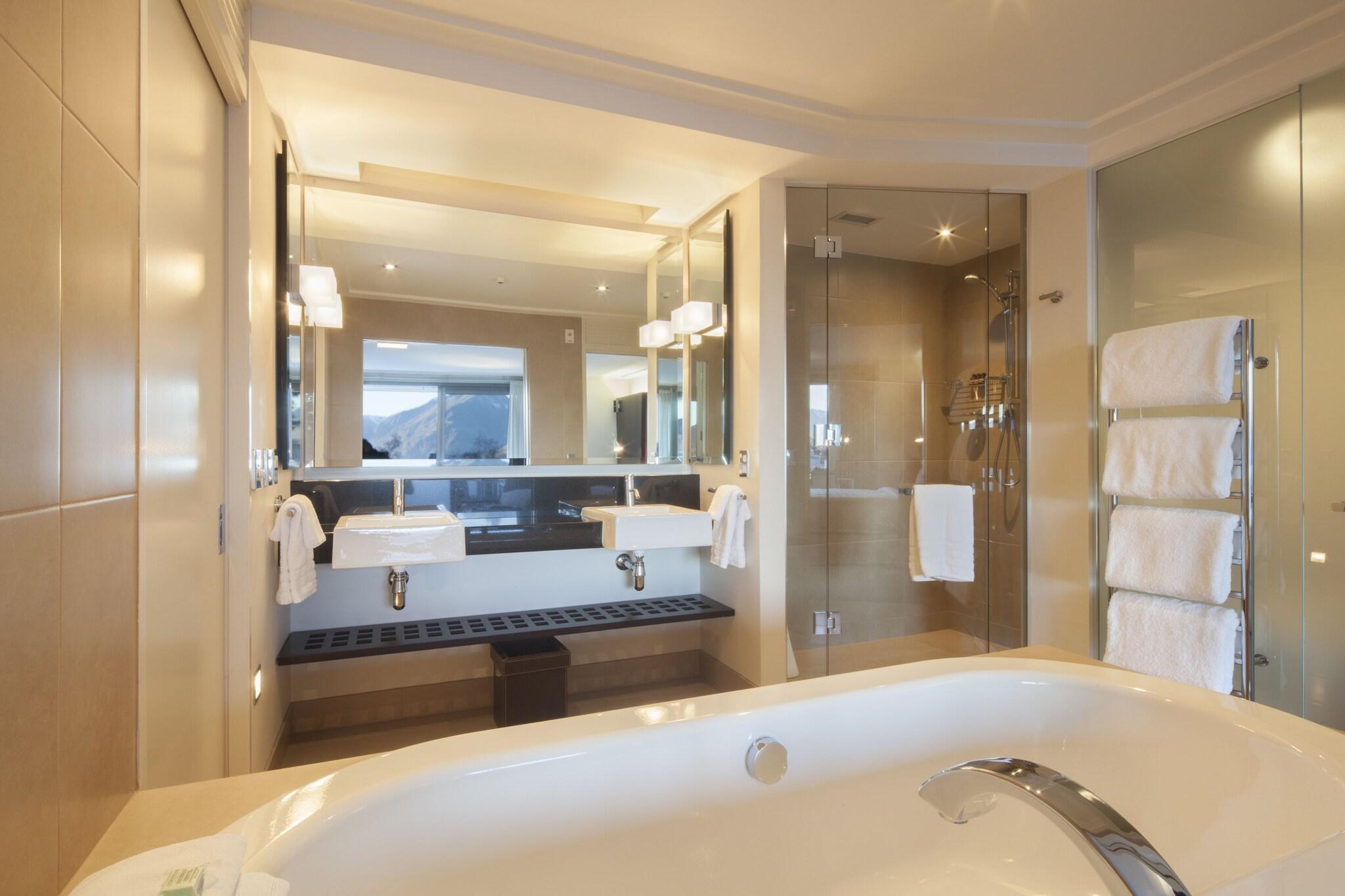 Suite Deluxe King Bed