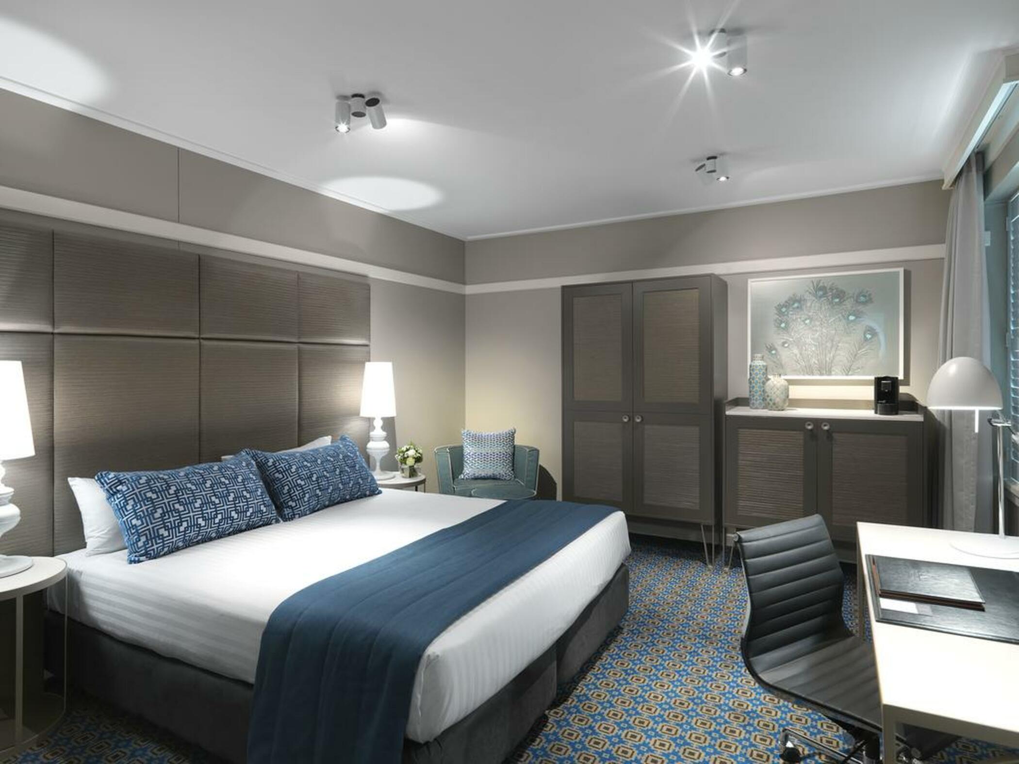 Double Classic Queen Bed