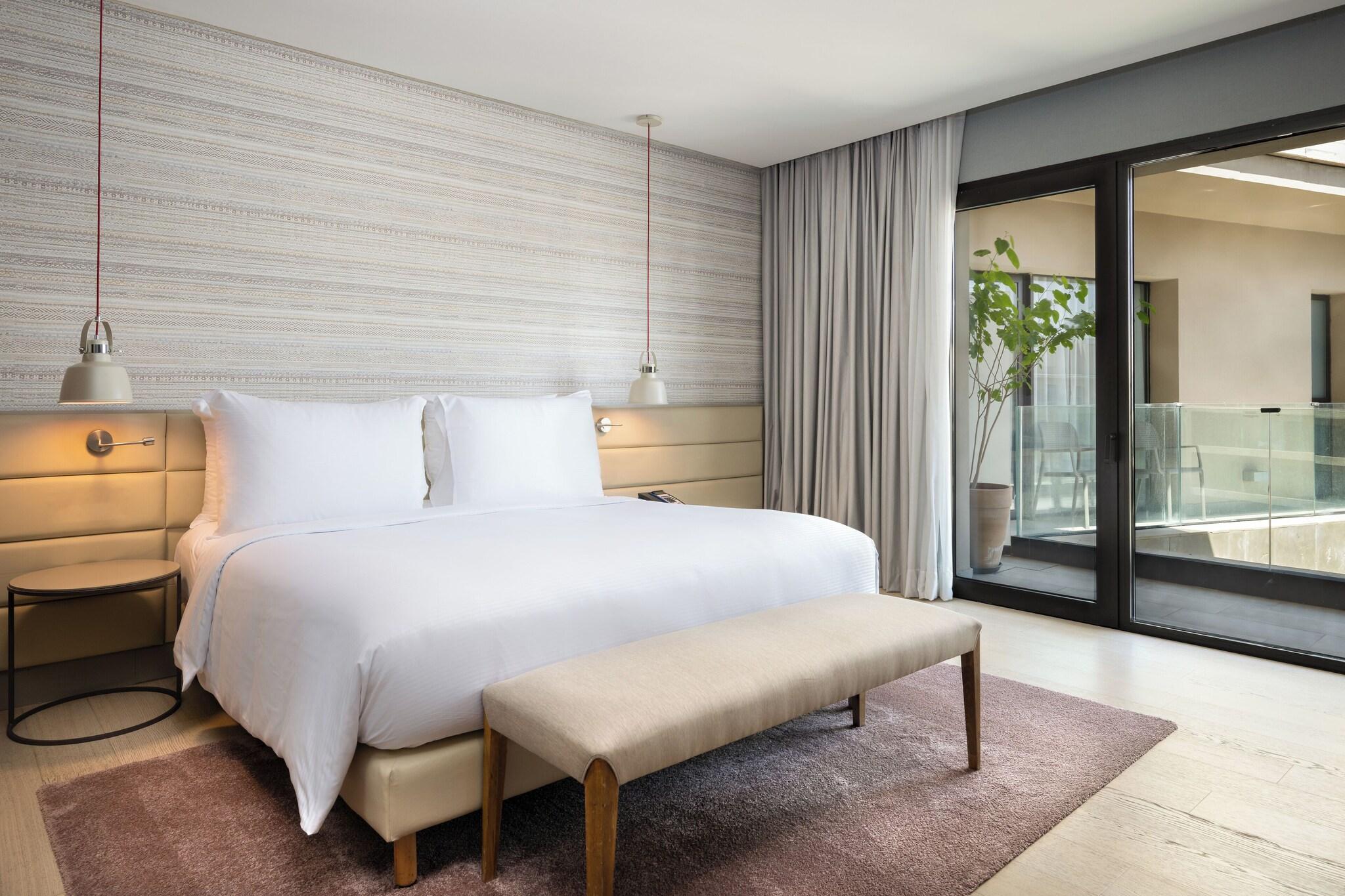 Junior Suite Pool View King Bed